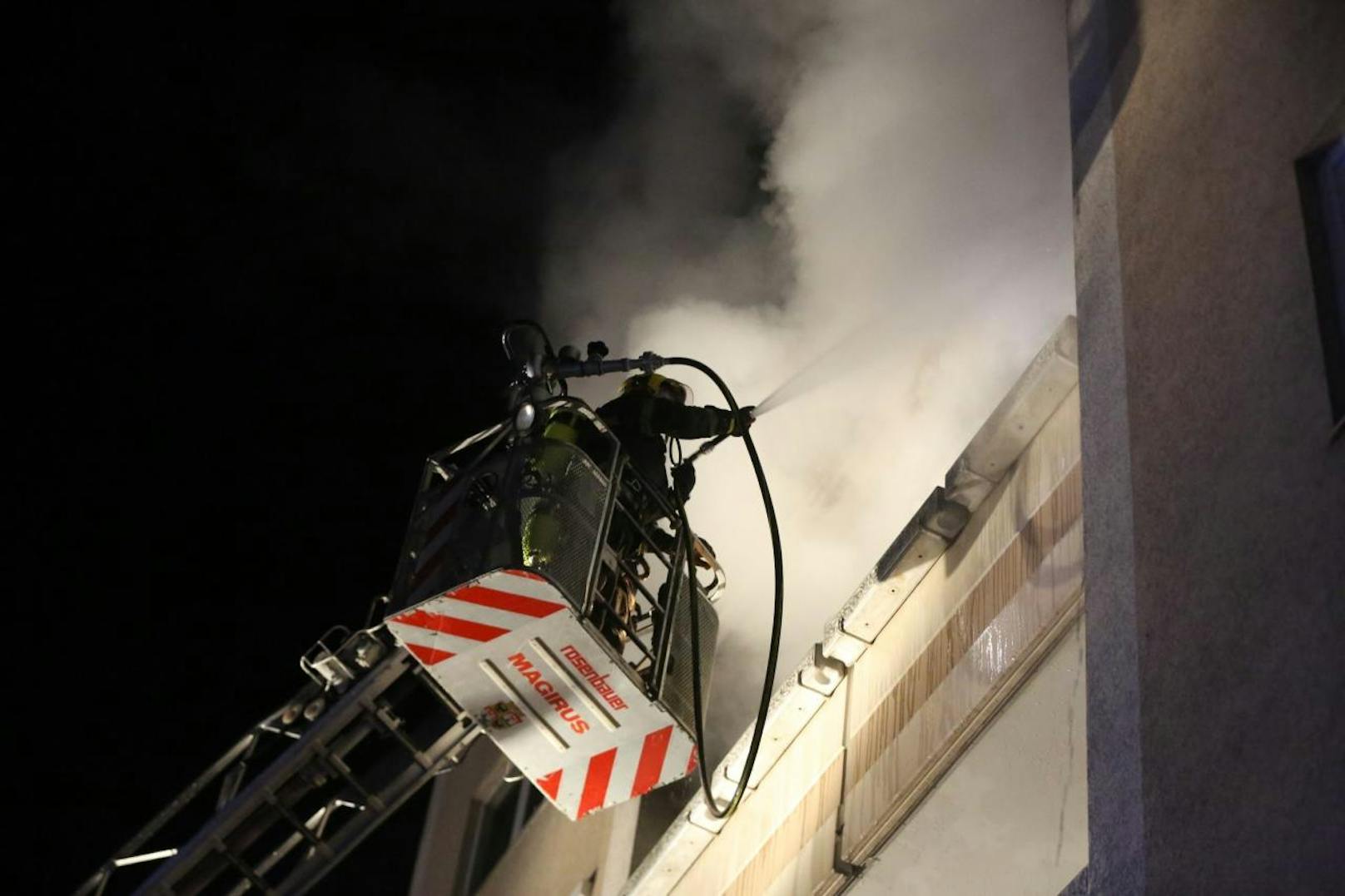 Brand in Mehrparteienhaus Wr. Neustadt - 43 Bewohner mussten aus Gebäude, darunter 4 Kleinkinder