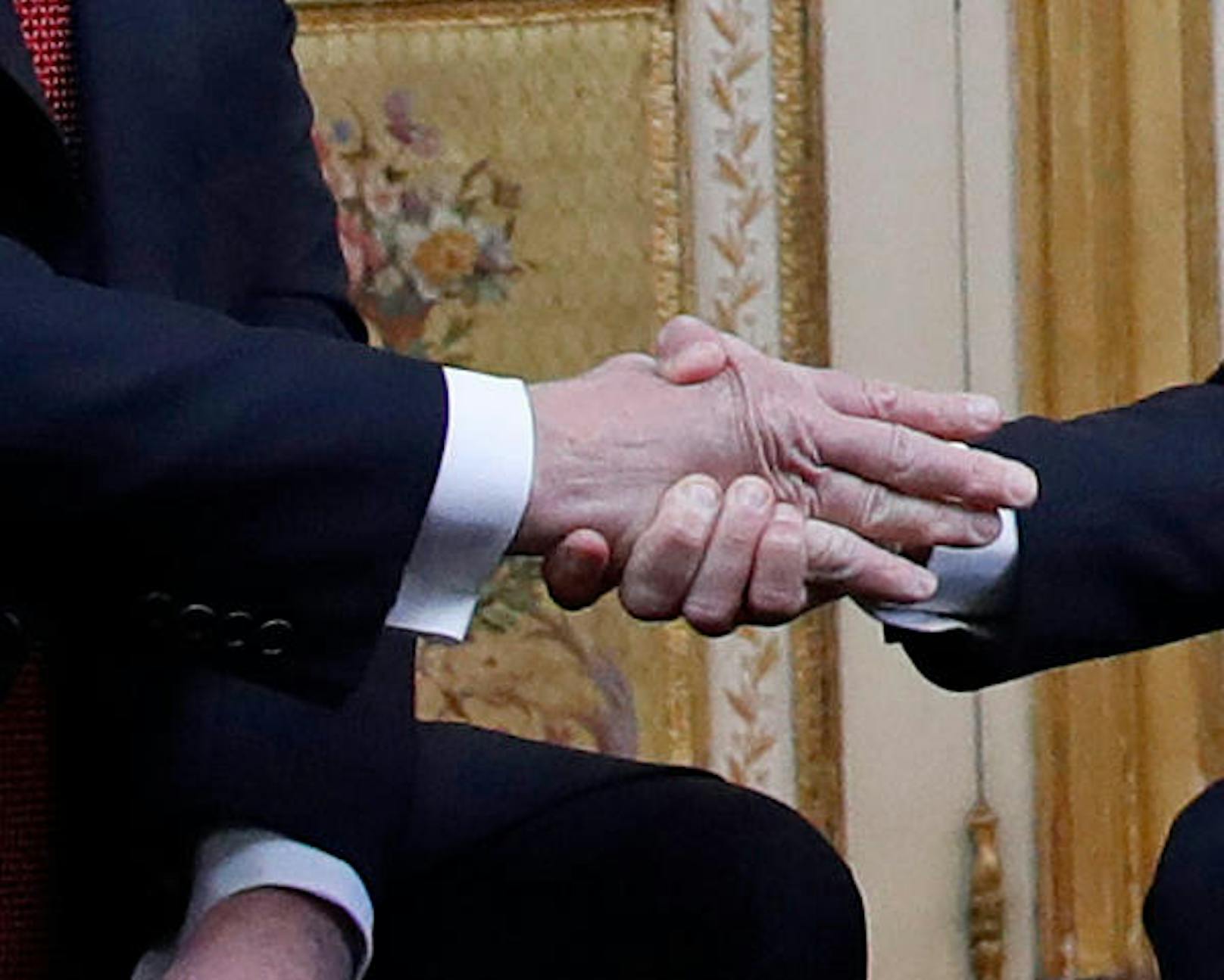 Macron "gewann" das Macho-Duell und zerquetschte Trumps Hand regelrecht. Dieser gab schließlich als erster auf.