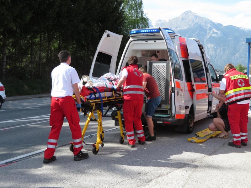 Der Mann wurde von einer zufällig am Unfallort vorbeikommenden Ärztin erstversorgt und von der Rettung mit Verletzungen unbestimmten Grades ins Bezirkskrankenhaus Schwaz eingeliefert, wo er stationär aufgenommen wurde.