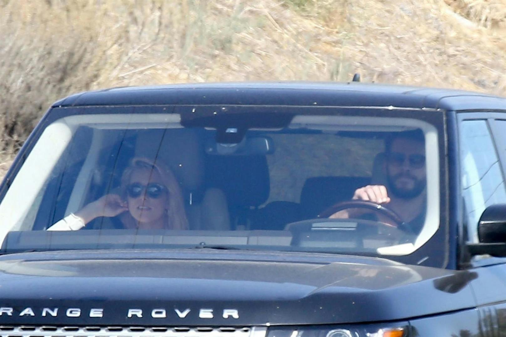 Auf seinem Beifahrersitz eine Blondine mit Sonnenbrille ...
