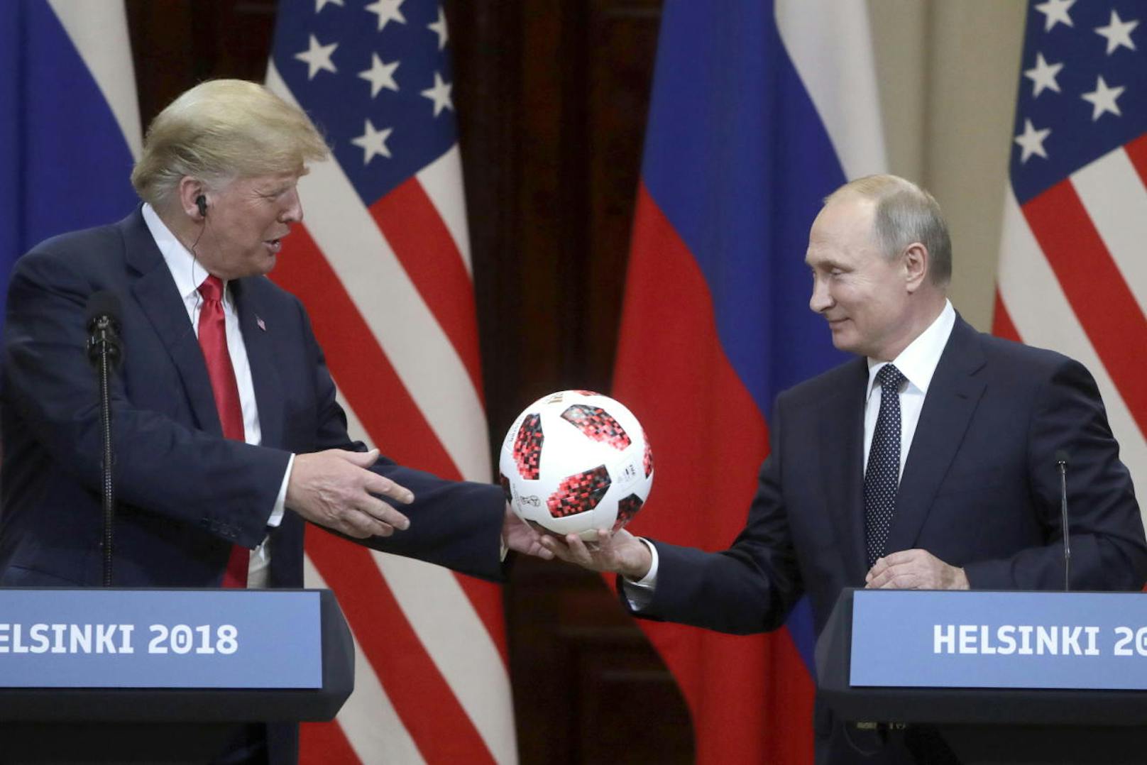 Als Gastgeberland der Fußball-WM gab Putin den Ball an Trump und wünschte den USA für ihr Ausrichten der Fußball-WM 2026 alles Gute.