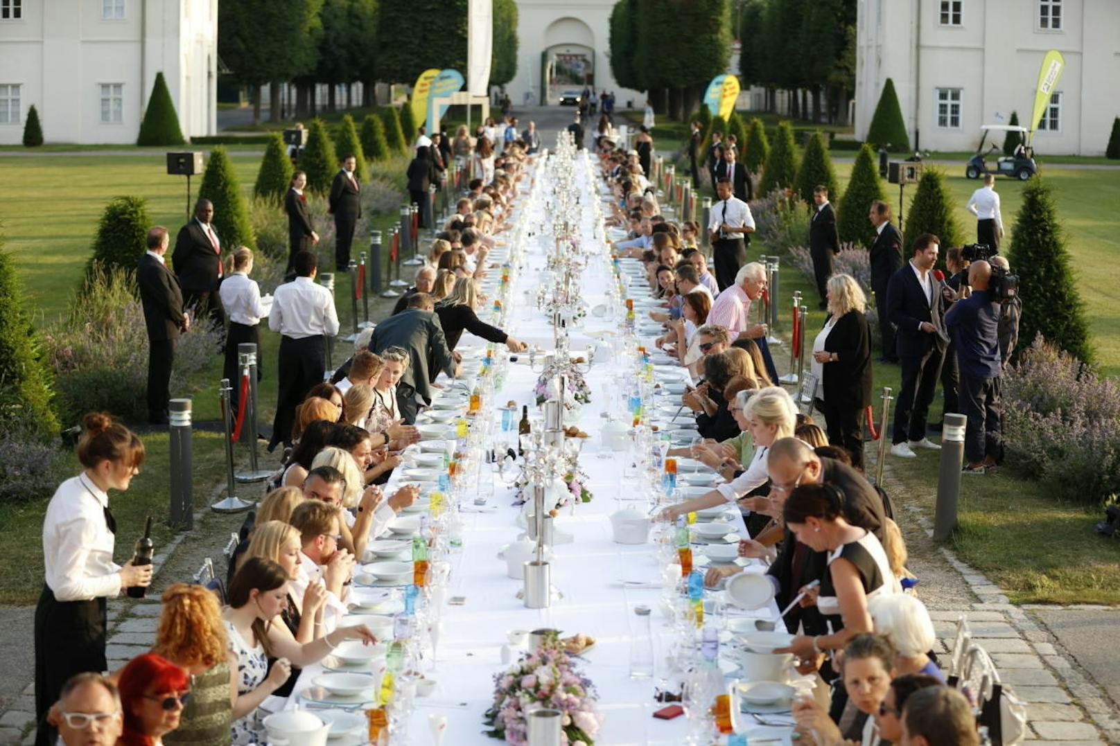 Auf 65 Metern dinnierten rund 200 Gäste an der Weißen Tafel
