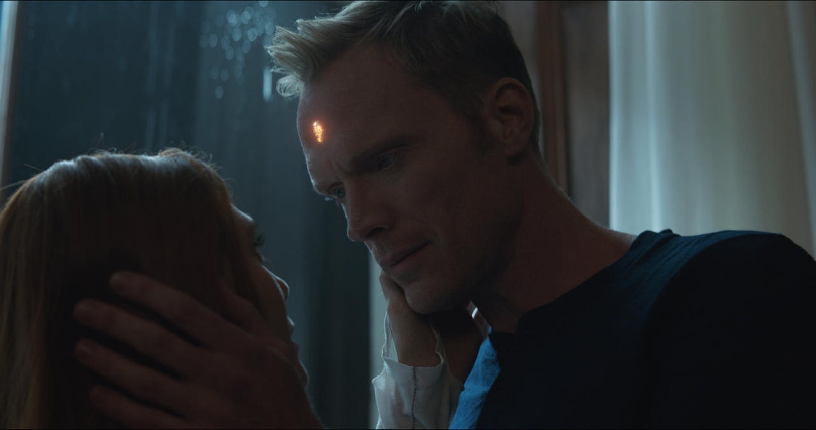 Auf ihre <b>Lieblingsszenen </b>aus "Infinity War" angesprochen, antworteten die Russos unterschiedlich. Anthony findet den Moment top, in dem Scarlet Witch (Elizabeth Olsen) ihre große Liebe Vision (Paul Bettany) opfern muss. Joe wählte Thors Ankunft in Wakanda.