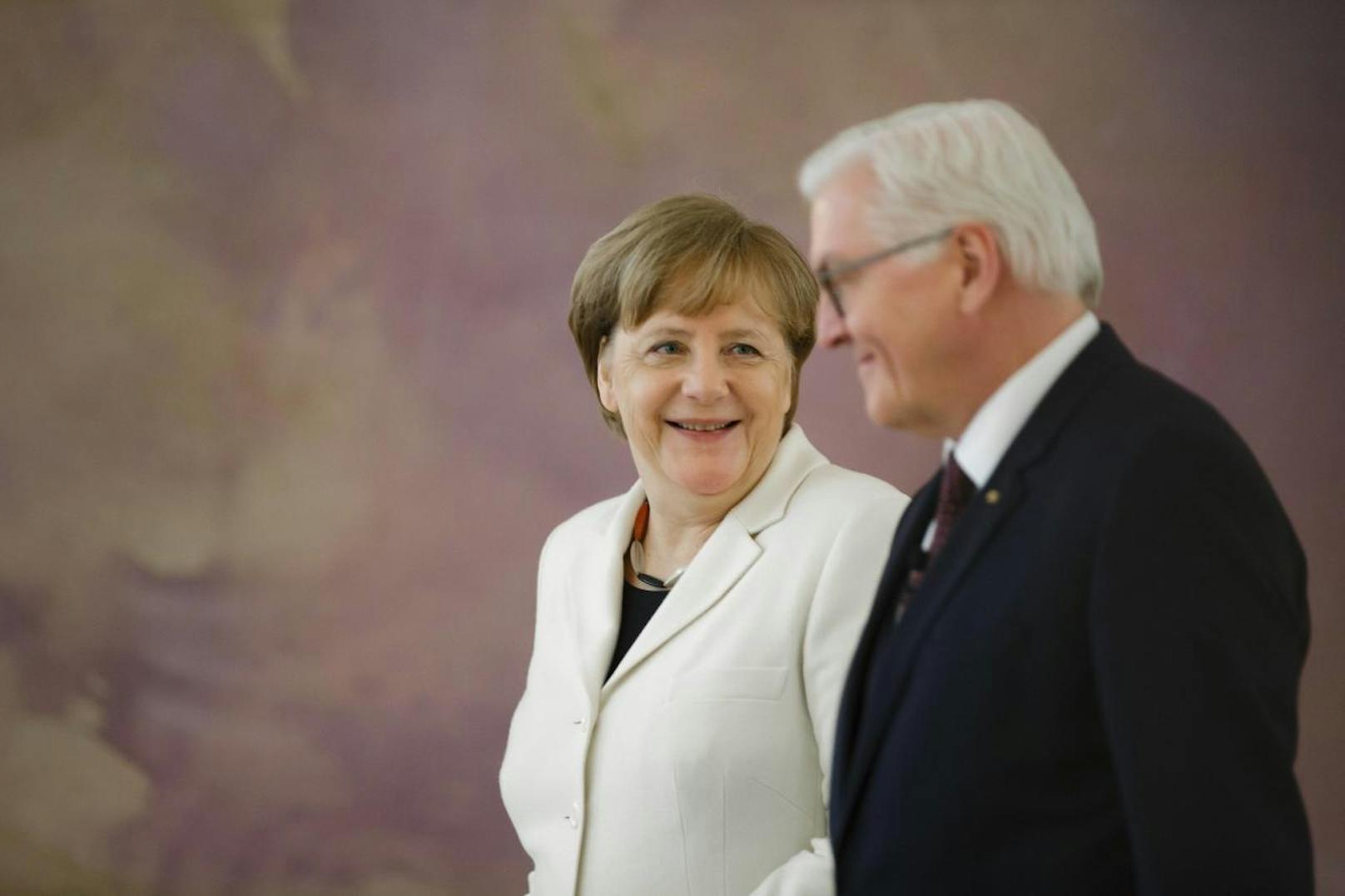 Bundeskanzlerin Angela Merkel (CDU) erhält im Schloss Bellevue die Ernennungsurkunde von Bundespräsident Frank-Walter Steinmeier.
