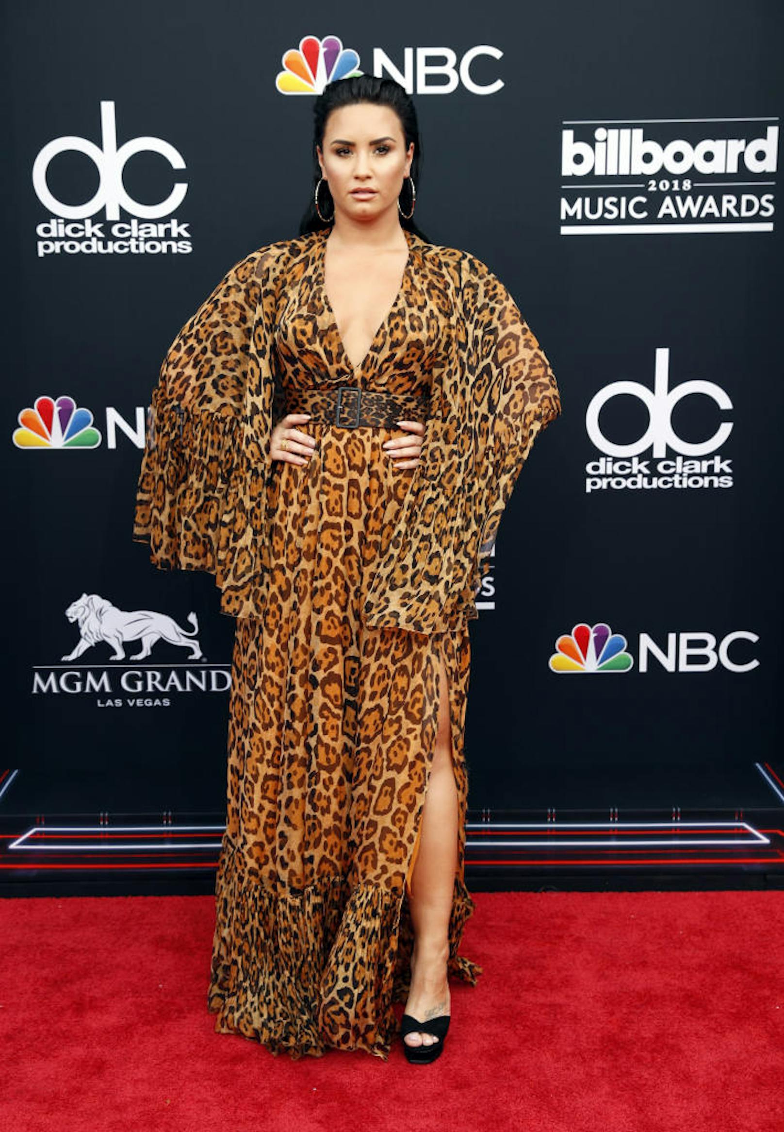 Demi Lovato ließ den Leoparden raus: Sie kam im Leo-Dress von Christian Dior.