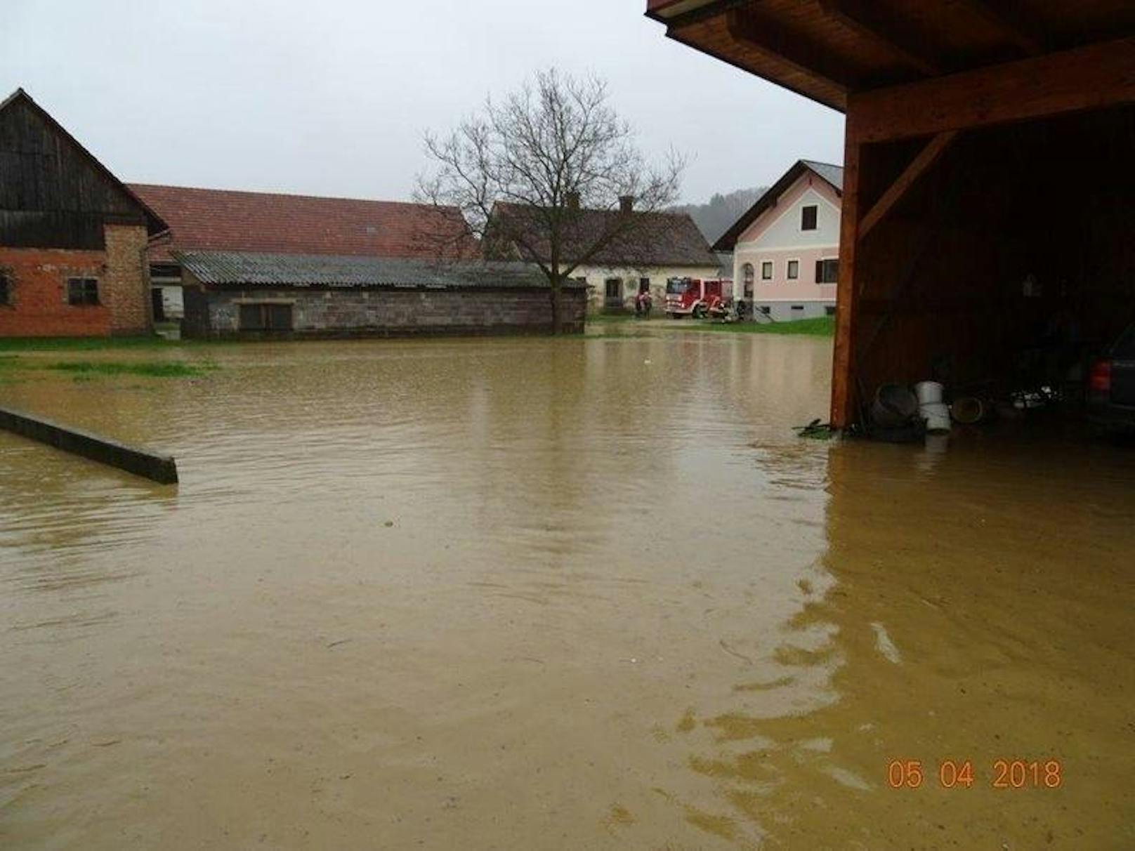 Sintflutartiger Regen in der Steiermark: Trössing versinkt im Regenwasser.