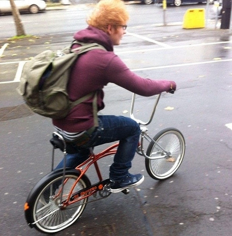 Ed Sheeran und das Fahrrad: Keine gute Kombination. Nachdem er ziemlich schmerzhaft im Straßenverkehr abstieg, musste er wegen einer Armverletzung seine Asien-Tour absagen