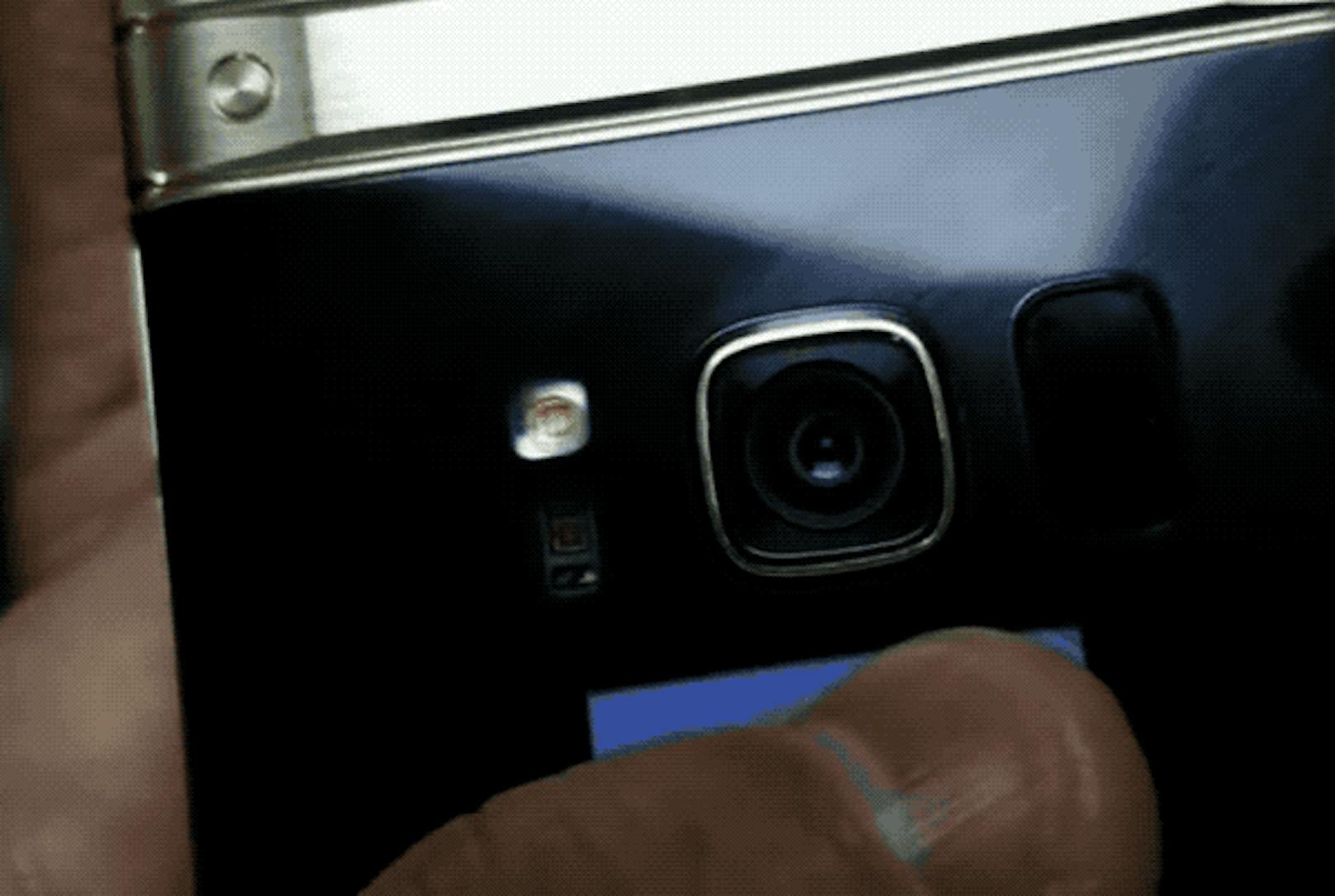 Das S9 dürfte über eine variable Blende verfügen. Sprich: Die Kamera kann die Blende bei Dunkelheit weiter öffnen. So fällt mehr Licht auf den Sensor. Das Ergebnis: Bessere Fotos und Videos. Bei dem aktuellen Klapptelefon von Samsung (hier im GIF) ist bereits ein solches Kameramodul verbaut.