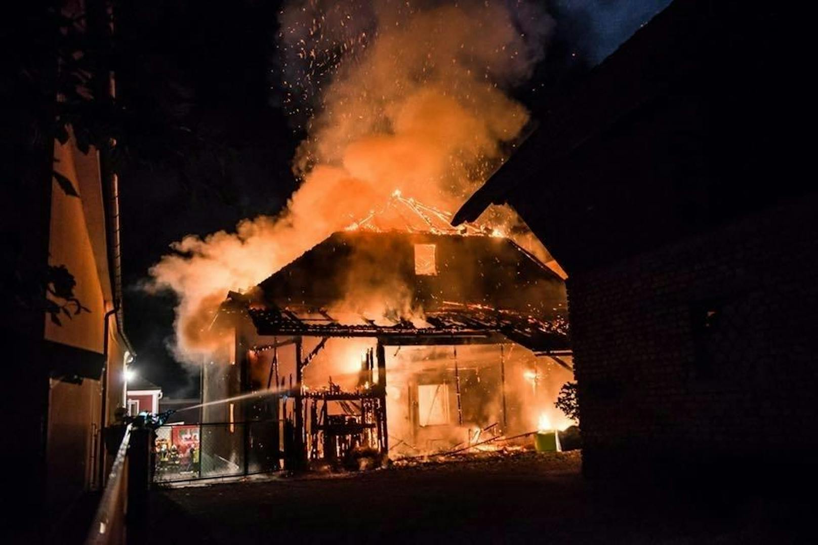 Das Wohnhaus konnte gerettet werden, das angrenzende Stadl stand aber bereits lichterloh in Flammen, es brannte bis auf die Grundmauern nieder.