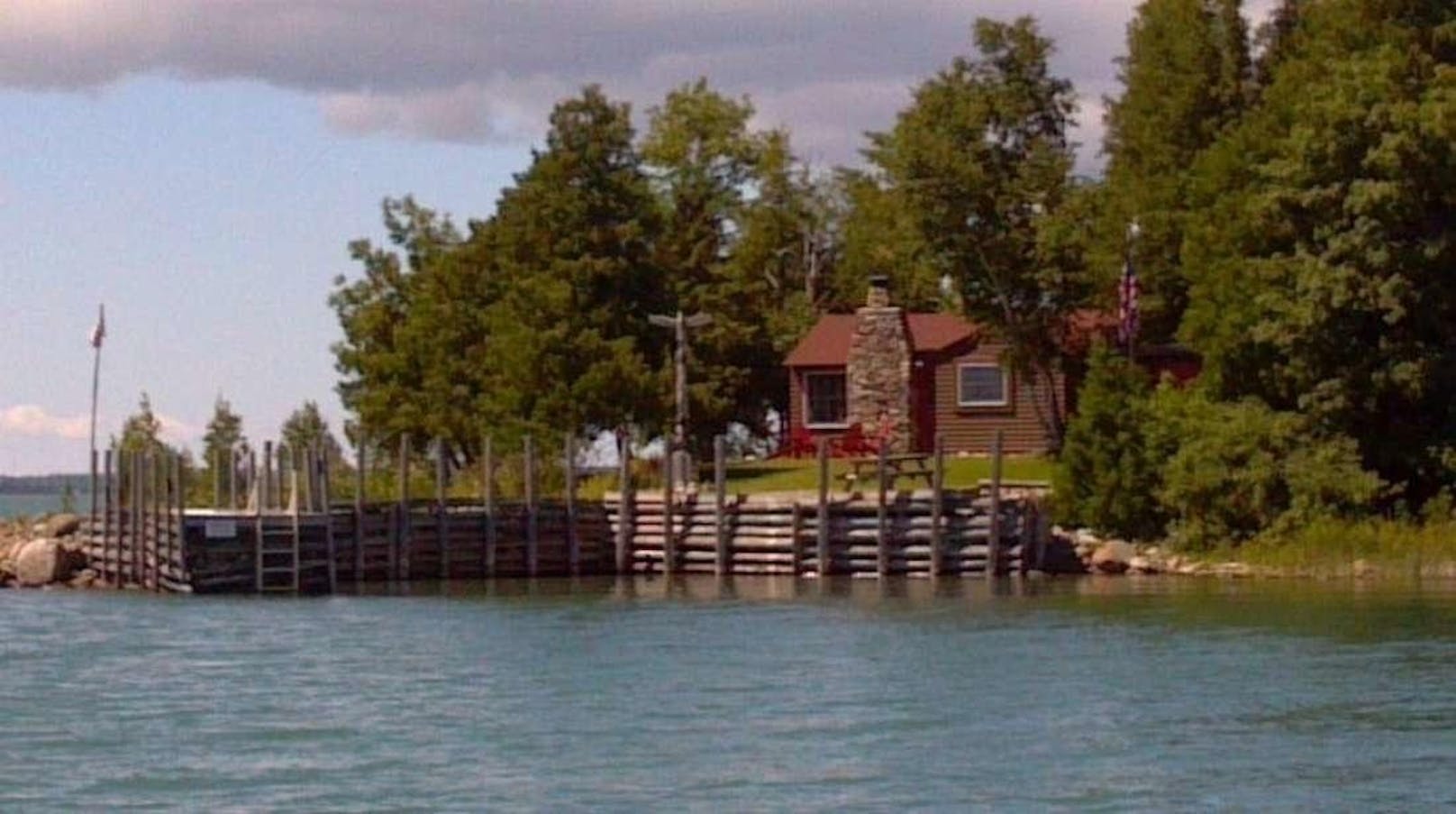 Im Haupthaus der Insel, die sich nur knapp 20 Kilometer vor der kanadischen Grenze befindet, gibt es zwei Schlafzimmer, ein Cheminée, ein Bad und eine Kläranlage.