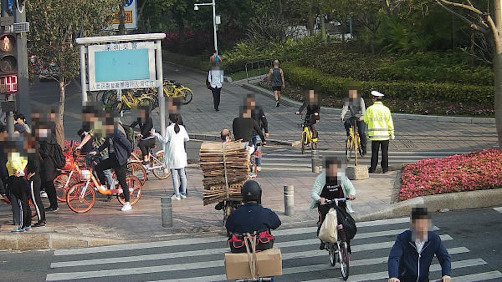Wer in China bei Rot über die Straße geht, verstößt gegen das Gesetz. Verkehrskameras wie hier in Shenzhen nehmen auf und erkennen, wenn jemand die Regeln missachtet hat.
