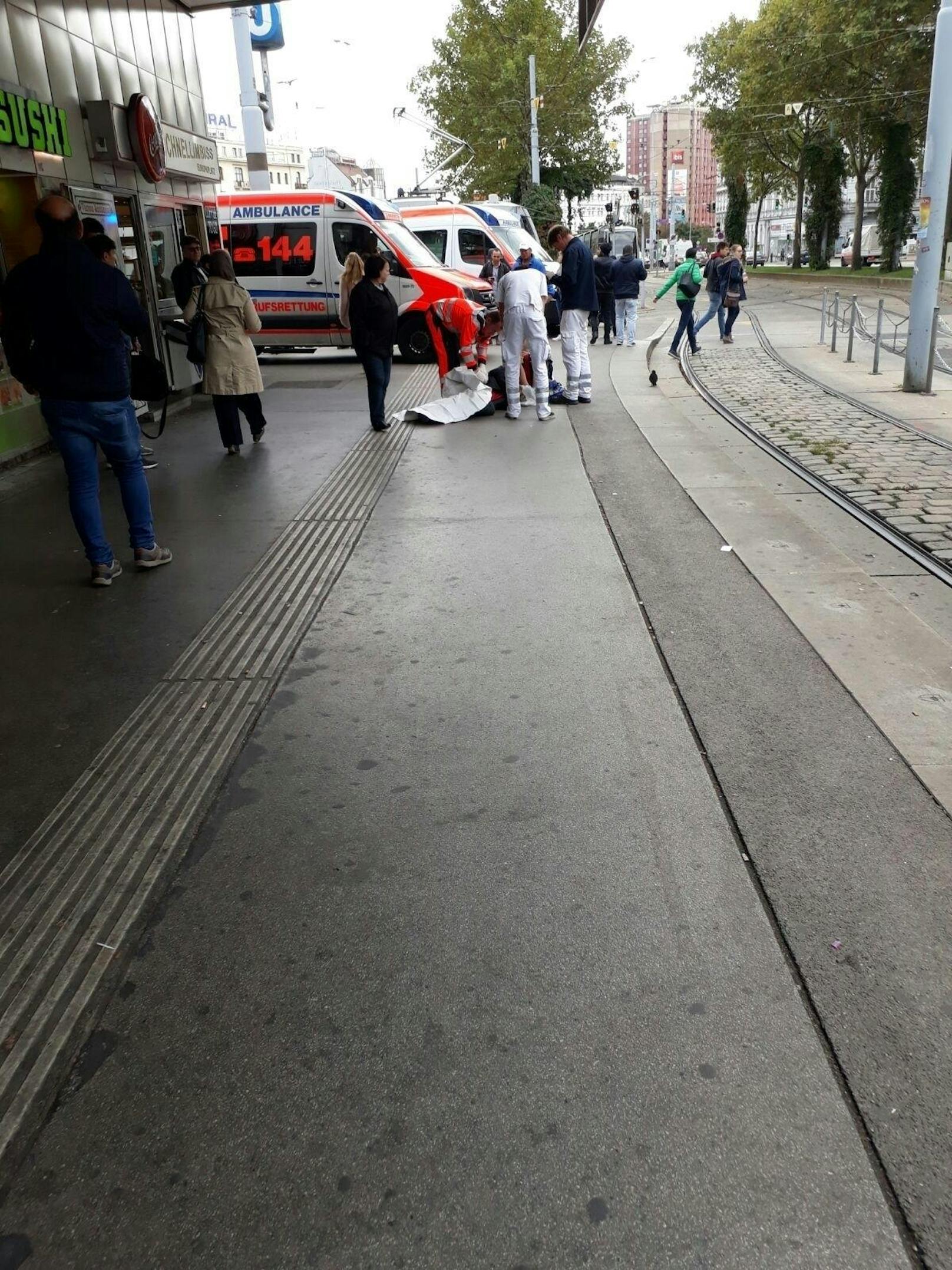 Das Rettungs-Team versorgte den Mann am Westbahnhof.