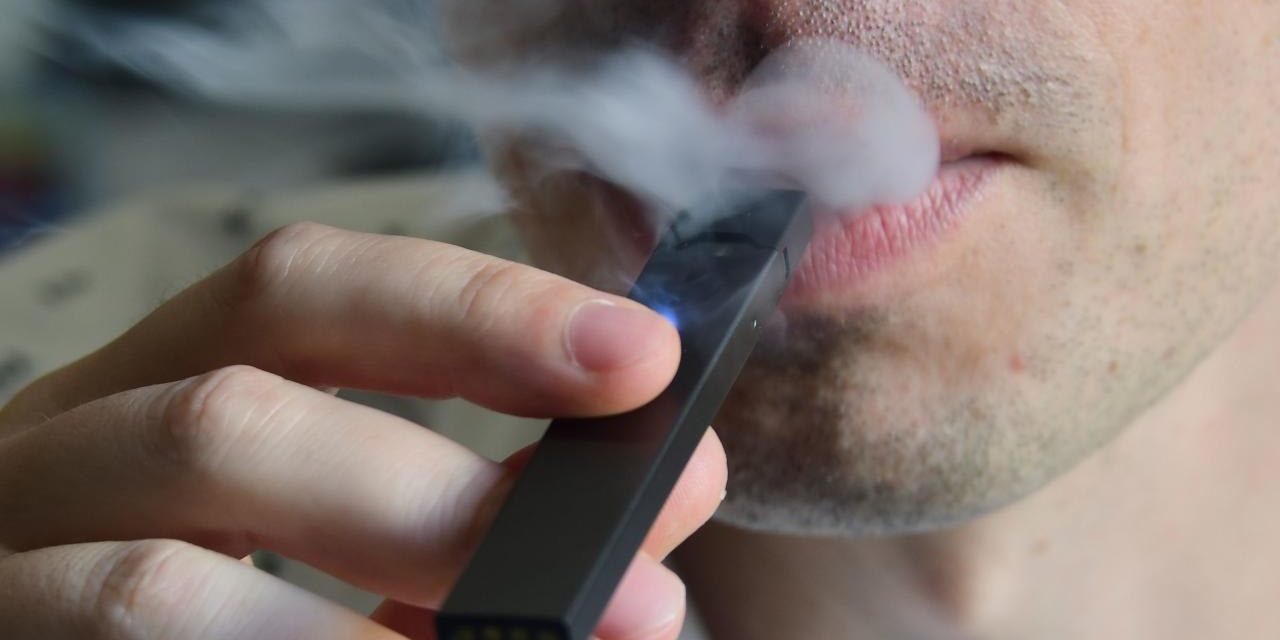 Dagegen haben von 133 Schülern, die andere E-Zigaretten versucht hatten, nur 30 Prozent weitergedampft.