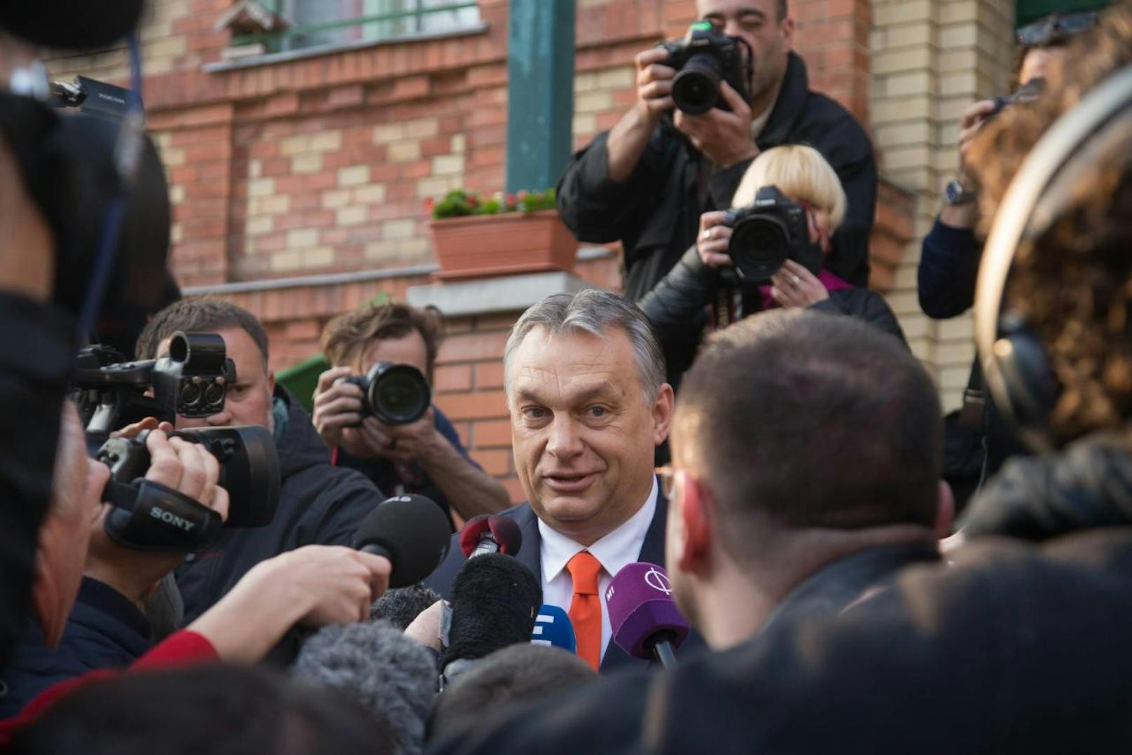 Viktor Orban nach seiner Stimmabgabe. 