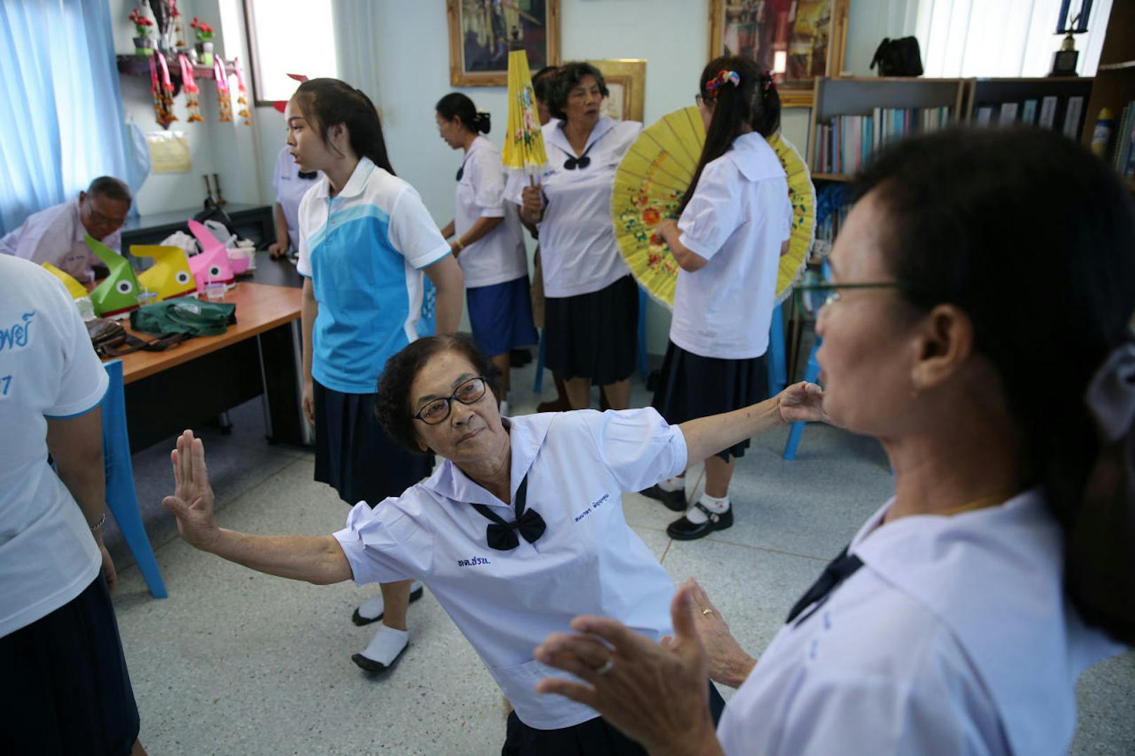 Immer mehr Senioren drücken in Thailand wieder die Schulbank. Es gibt sogar eigene Schulen für ältere Menschen wie diese in Chiang Rak Noi. Auf dem Stundenplan stehen unter anderem Englisch, Sport, aber auch musische Fächer wie traditioneller thailändischer Tanz.