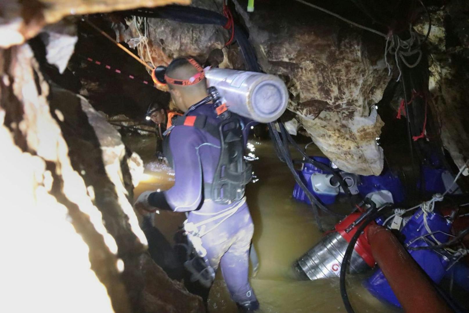 Rettungstaucher aus mehreren Ländern sowie eine Spezialeinheit der thailändischen Marine haben mit der Rettung der zwölf Burschen und ihres Fußballtrainers aus einer Höhle in Thailand begonnen. Die Rettung wird mehrere Tage dauern. 