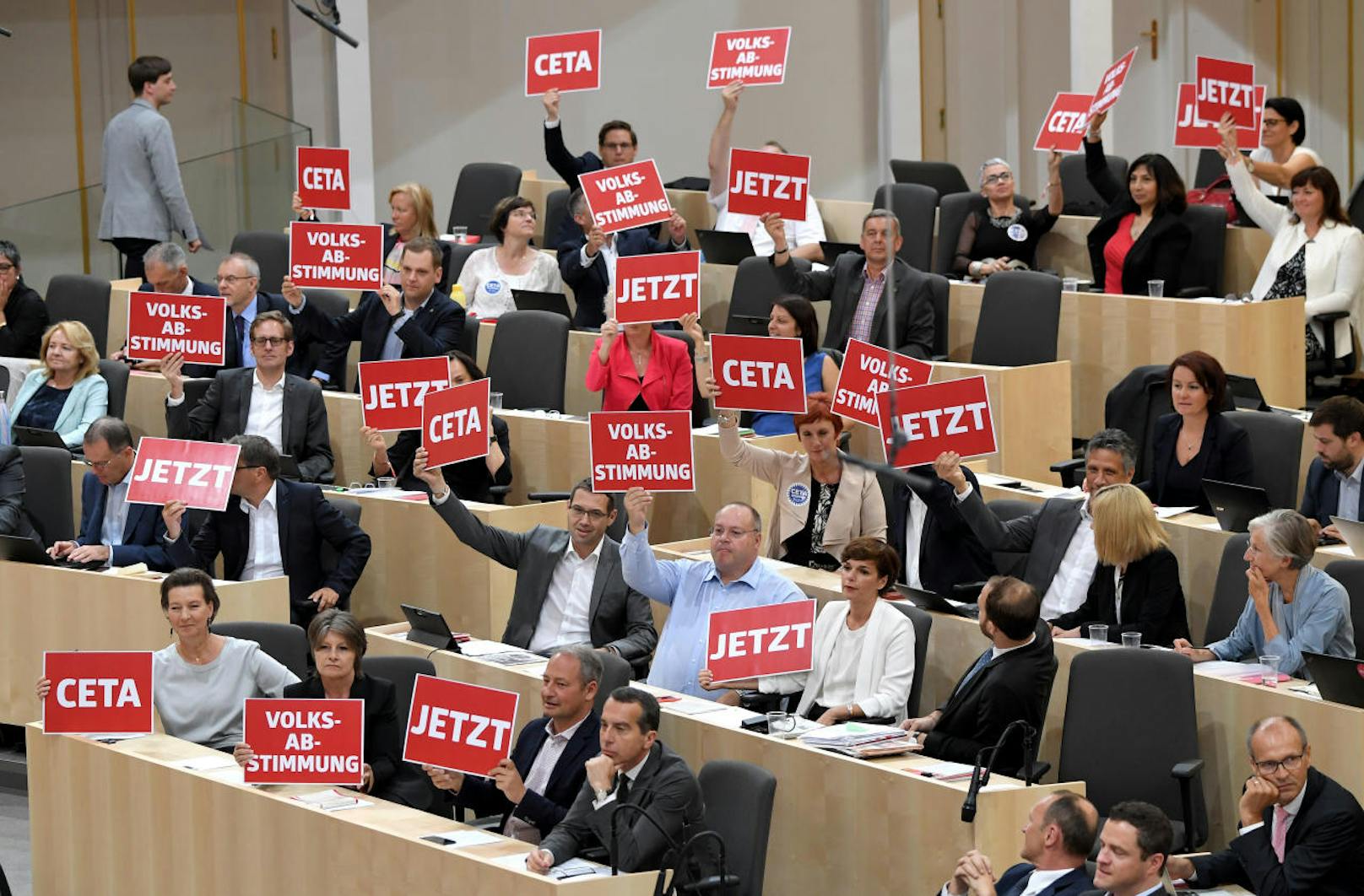 Abgeordnete der SPÖ kritisieren den CETA-Beschluss durch die Regierung.