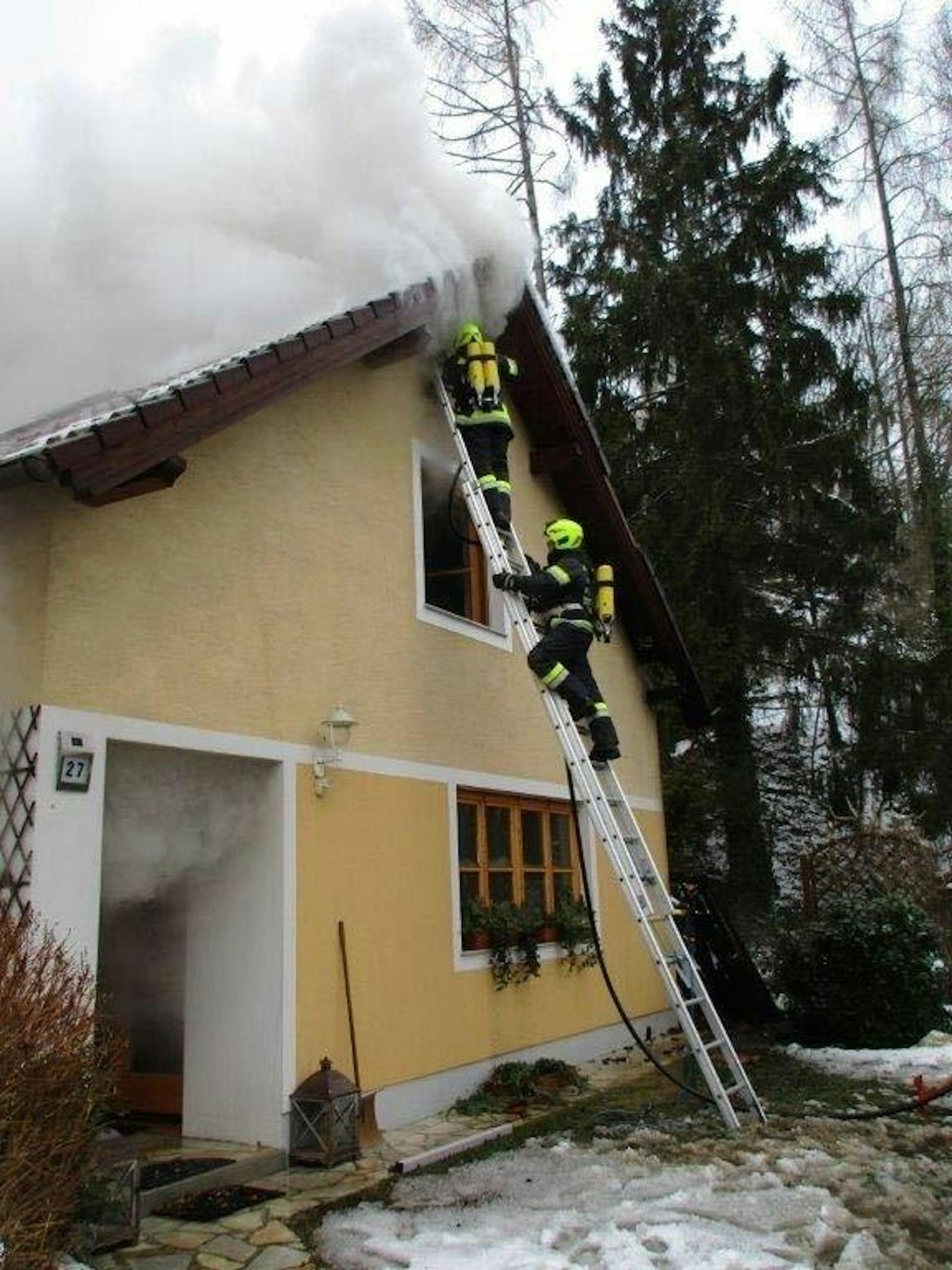 Das Haus wurde schwer beschädigt, der Besitzer konnte sich noch rechtzeitig ins Freie retten und blieb unverletzt.