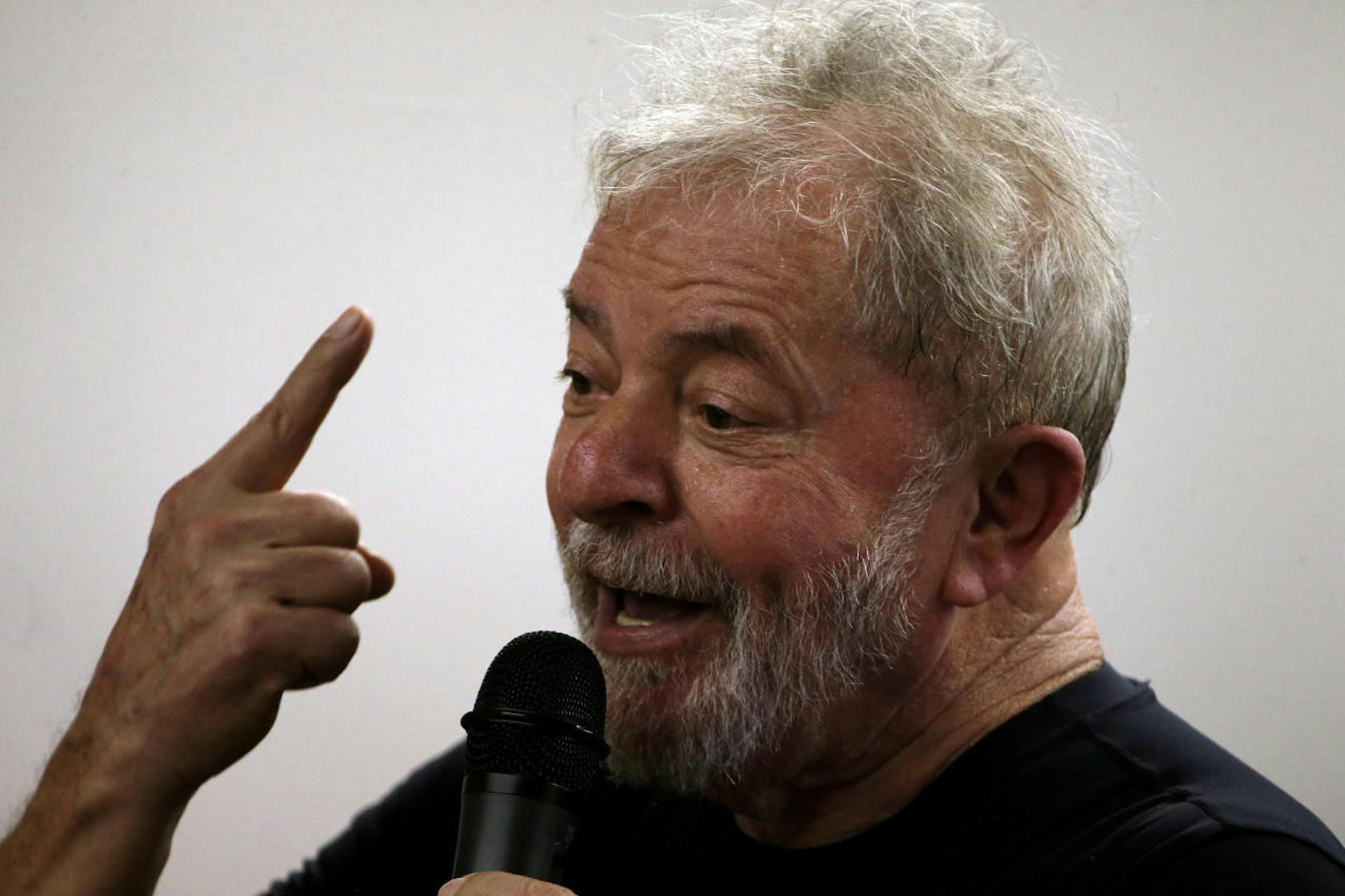 Luiz Inácio Lula da Silva wollte dieses Jahr wieder für das Präsidentenamt kandidieren. Er bleibe Kandidat für die Präsidentenwahl, auch im Fall seiner Inhaftierung, bekräftigte Gleisi Hoffmann, Vorsitzende der brasilianischen Arbeiterpartei, vor den Medien.