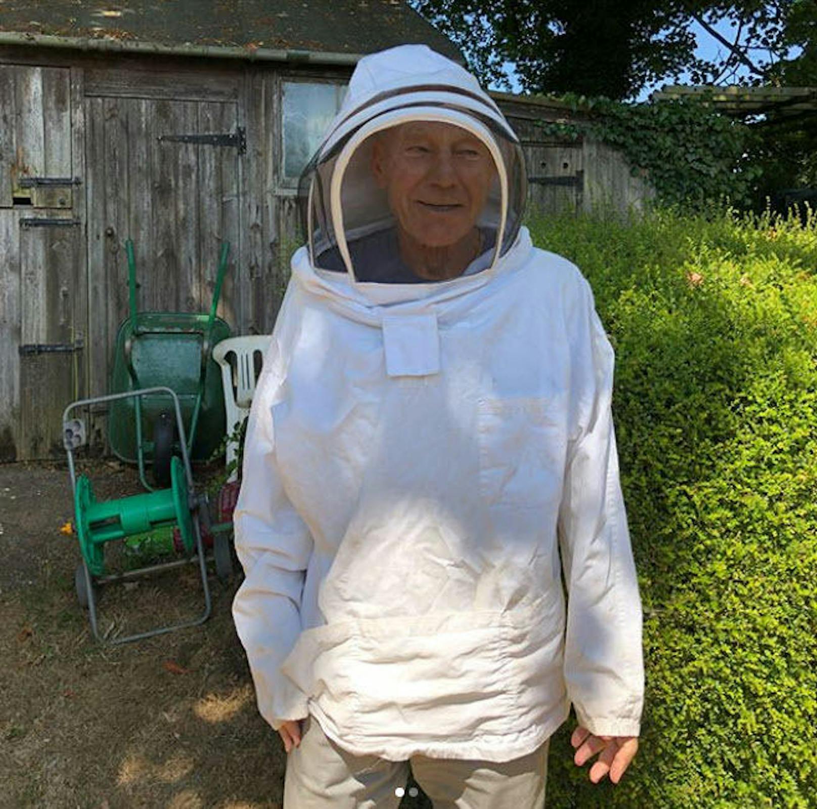 17.07.2018: Patrick Stewart erfüllt sich einen Lebenstraum und züchtet Bienen. Hashtag? BeeStew!