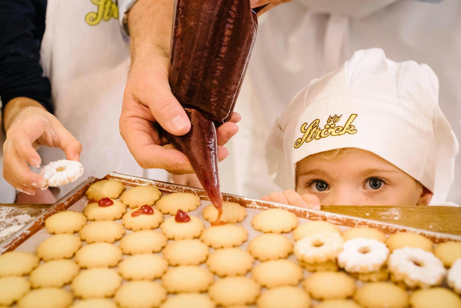 Durch das Keksebacken wird auch die lange Wartezeit aufs Christkind ein klein bißchen kürzer. (c) Sebastian Freiler