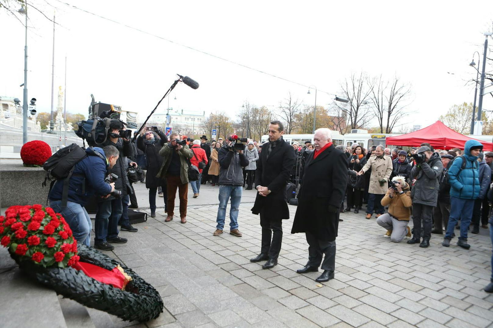 Bundesparteichef Christian Kern und Bürgermeister Michael Häupl legten vor dem Denkmal einen Krank nieder.