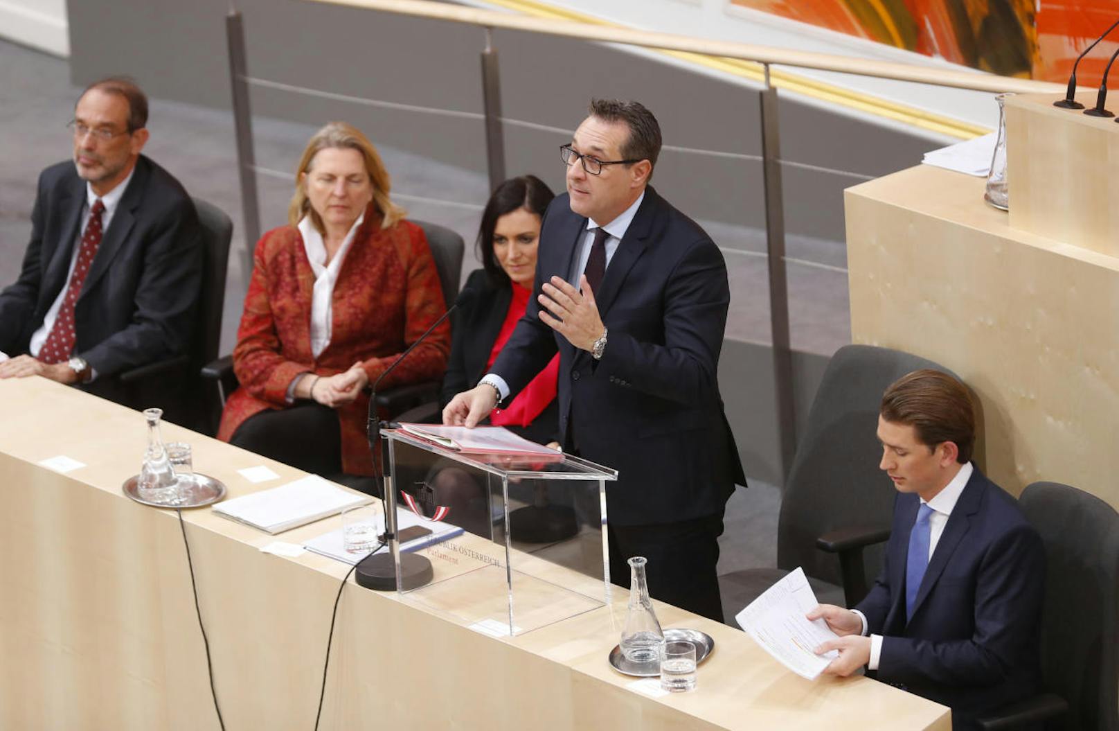 Strache begann seine Ansprache mit einer kleinen Panne: Er begrüßt Ex-Nationalratspräsident Andreas Khol als "Helmut Khol".
