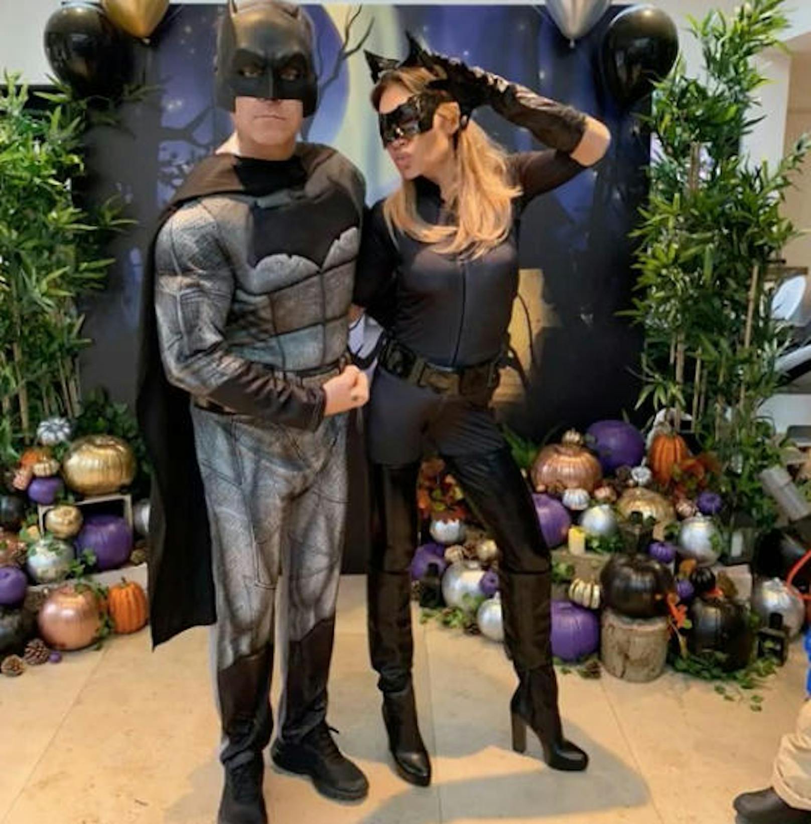 24.11.2018: "Hinter jedem Batman ist eine Catwoman", schreibt Robbie Williams. Seine Ayda scheint sich in ihrer Rolle als kratzbürstige Bösewichtin wohl zu fühlen