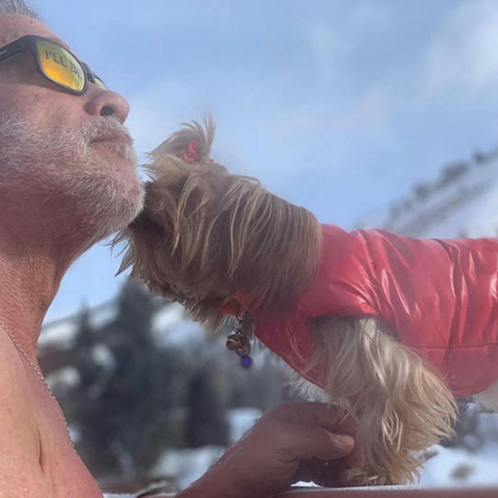 28.12.2018: Ein Bussi für den Terminator: Arnold Schwarzenegger verbringt Weihnachten beim Schifahren. Nach einem Tag auf der Piste entspannt er im Whirlpool - und mit tierisch guten Schmuseeinheiten