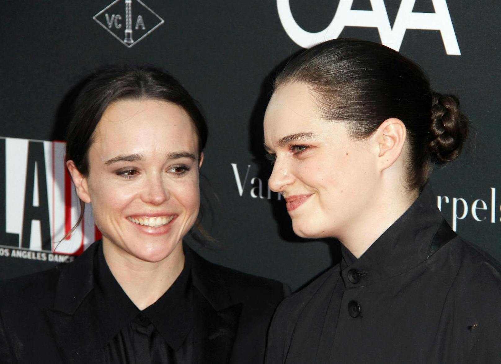 Elliot Page (li.) und Emma Portner am 7. Oktober bei der Dance Project Gala in Los Angeles.