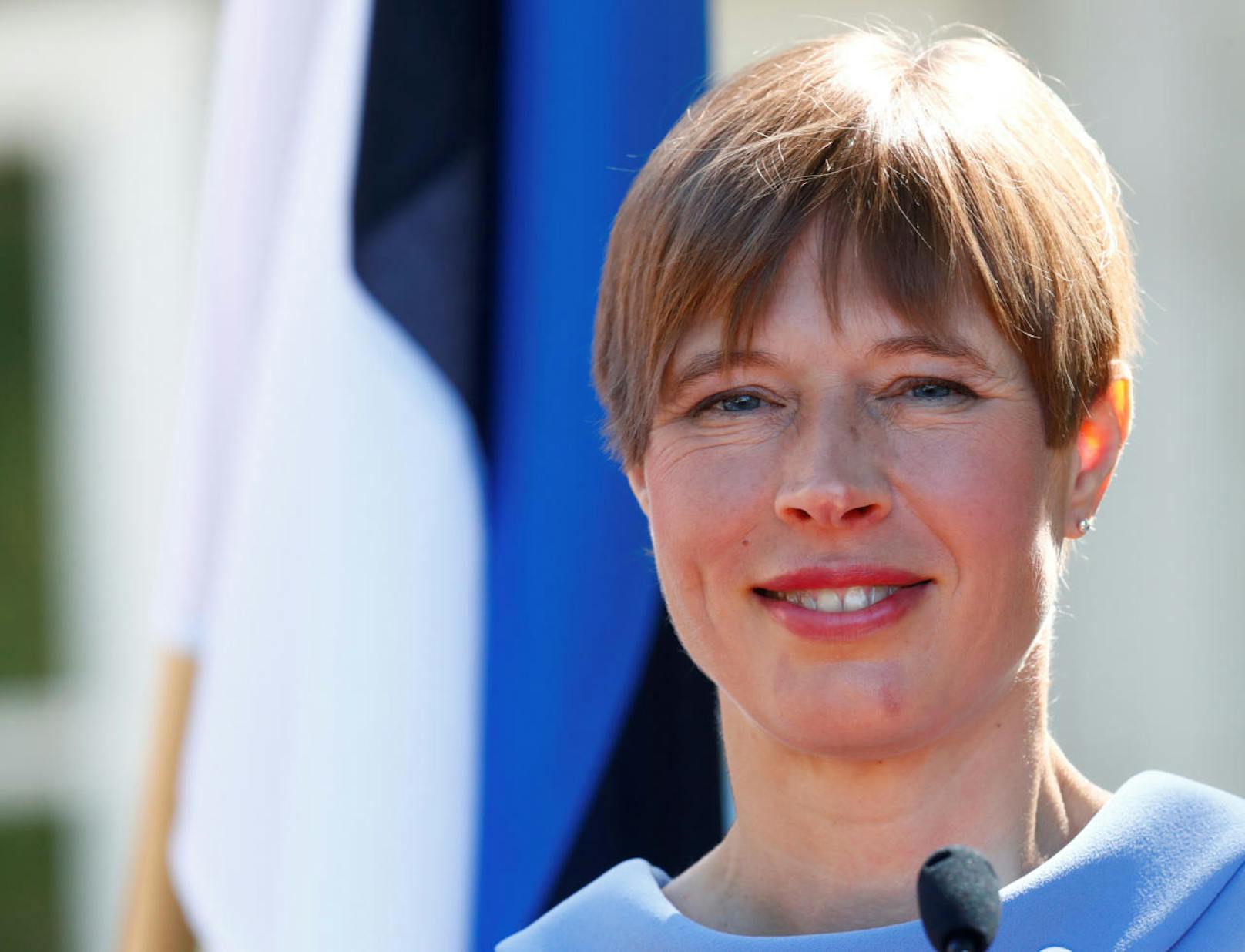 <b>Platz 11: Estland</b>
Estlands Präsidentin Kersti Kaljulaid verdient im Jahr 206.400 Euro. Das durchschnittliche Jahresgehalt in Estland beträgt mit 26.900 Euro nur ein Achtel davon.