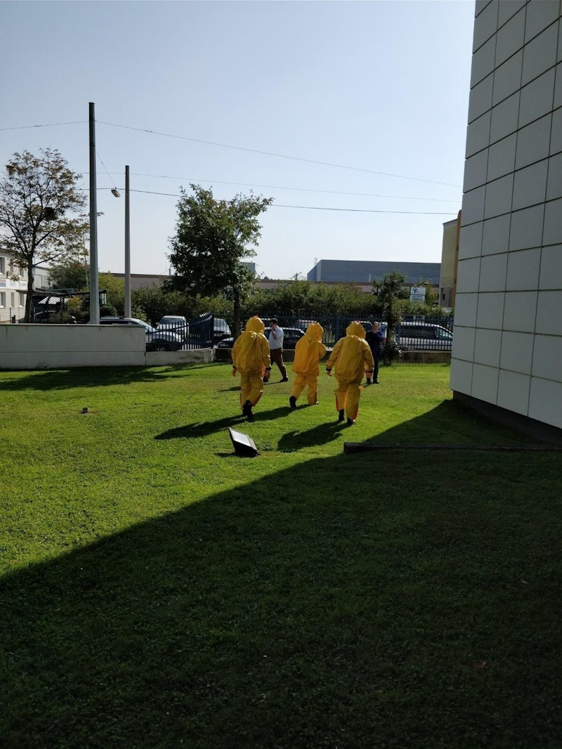 In einem Betrieb in Wien-Liesing trat ein Gemisch und Salzsäure und Salpetersäure aus. Die Feuerwehr rückte in Schutzanzügen an, ein Arbeiter wurde verletzt. 
