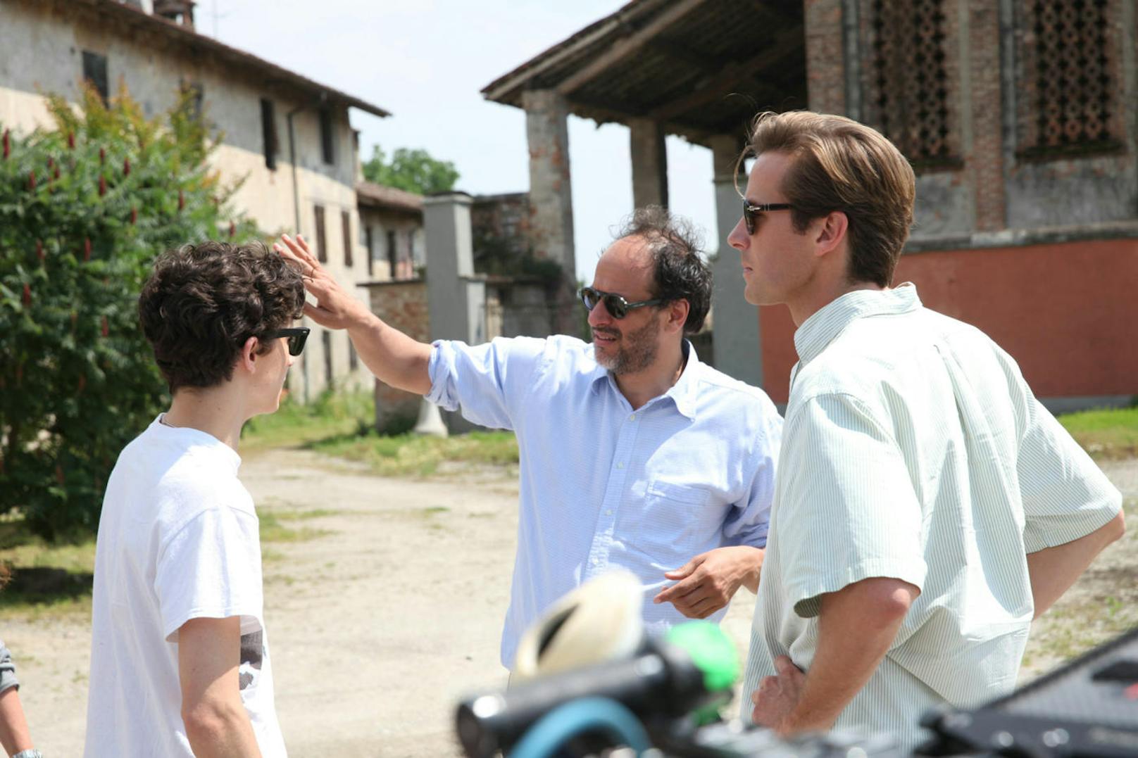 Von links: Timothée Chalamet, Regisseur Luca Guadagnino und Armie Hammer am Set von "Call Me By Your Name". 