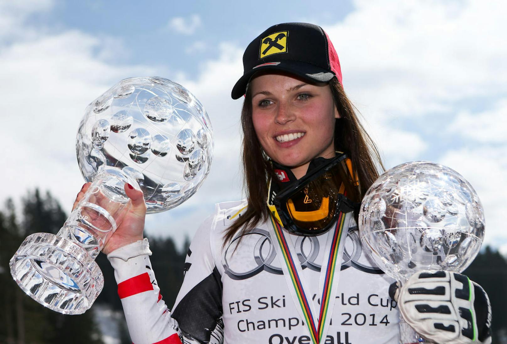 Am Ende holte sie mit 1.371 Punkten den Gesamt-Weltcup. Auch die Riesentorlauf-Kugel ging 2014 an die Salzburgerin.