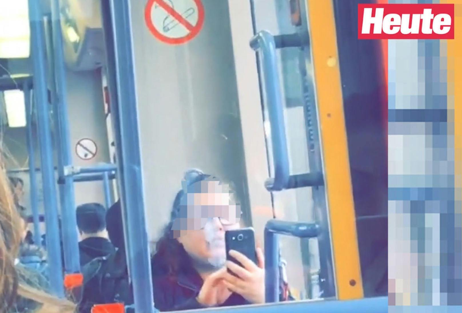 ...direkt (!) unter dem "Rauchen verboten"-Hinweis gönnt sich diese Dame in der U-Bahn eine Tschick.
