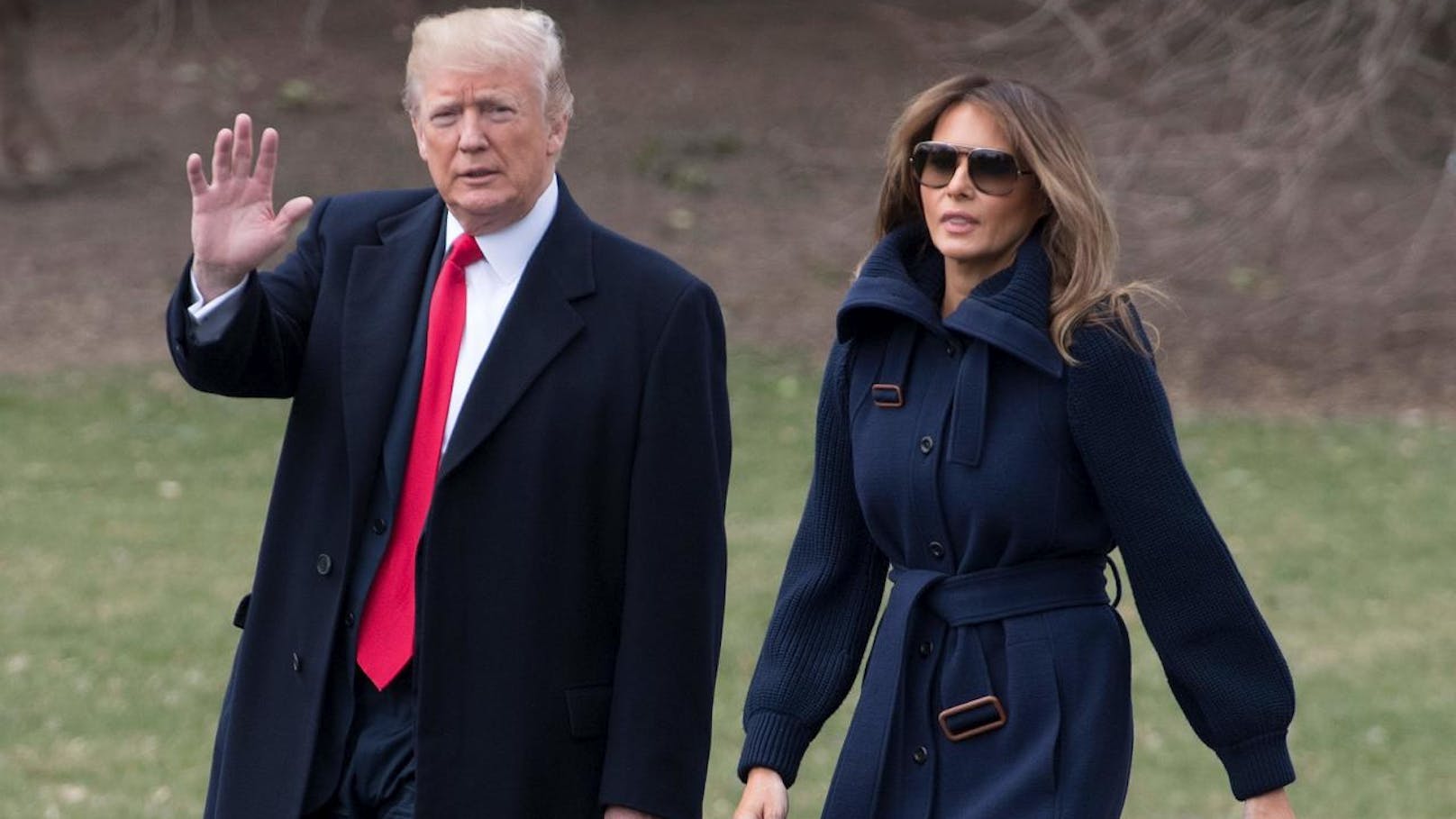 Melania Trump hat Gerüchte über eine Ehekrise zurückgewiesen. Berichte darüber, dass die ehemalige US-First-Lady einige Nächte in einem Hotel in Washington verbracht habe, seien falsch, erklärte die Sprecherin Trumps, Stephanie Grisham, auf Twitter.