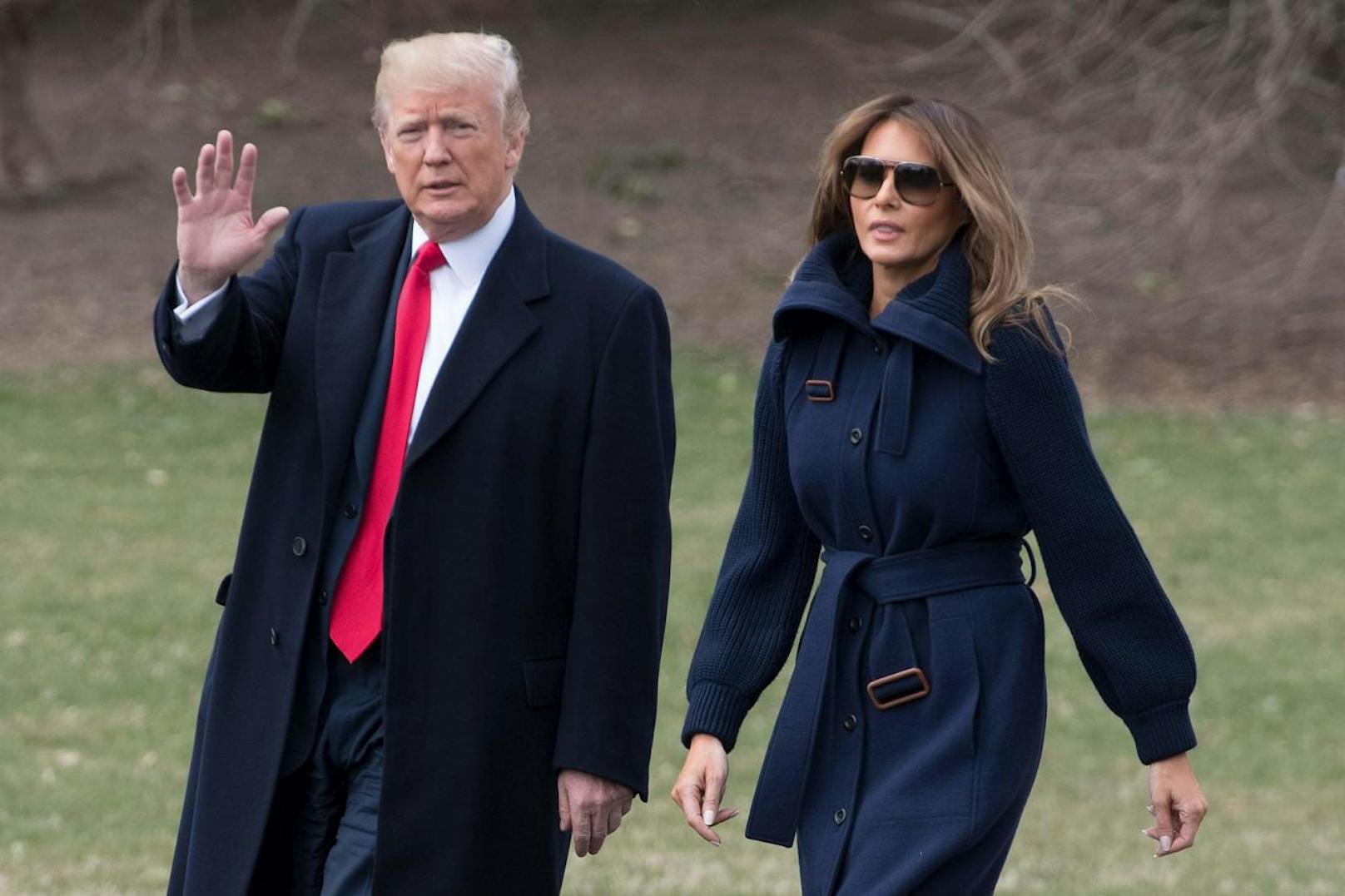 Melania Trump hat Gerüchte über eine Ehekrise im Weißen Haus zurückgewiesen. Berichte darüber, dass die US-First-Lady einige Nächte in einem Hotel in Washington verbracht habe, seien falsch, erklärte die Sprecherin Trumps, Stephanie Grisham, auf Twitter.