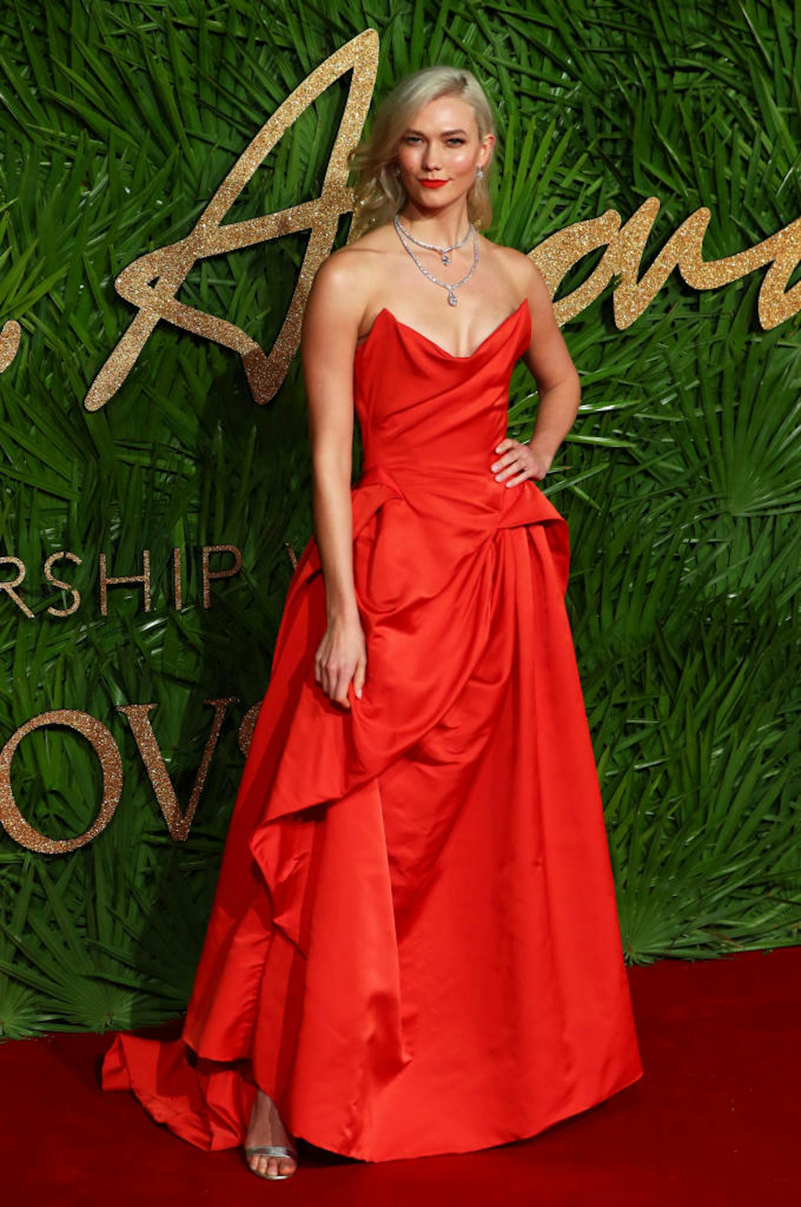 Karlie Kloss war zwar nicht nominiert, machte die Preisverleihung aber als Lady in Red von Vivienne Westwood zu ihrer ganz eigenen Show.