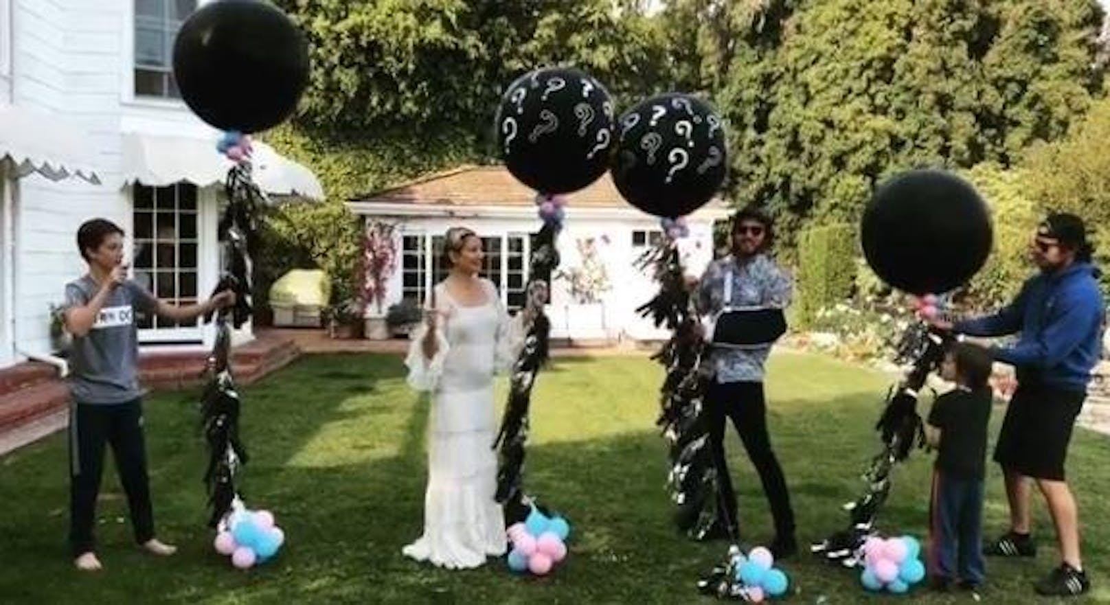 07.04.2018: Kate Hudson gab auf Instagram bekannt, dass sie ihr drittes Kind erwartet.