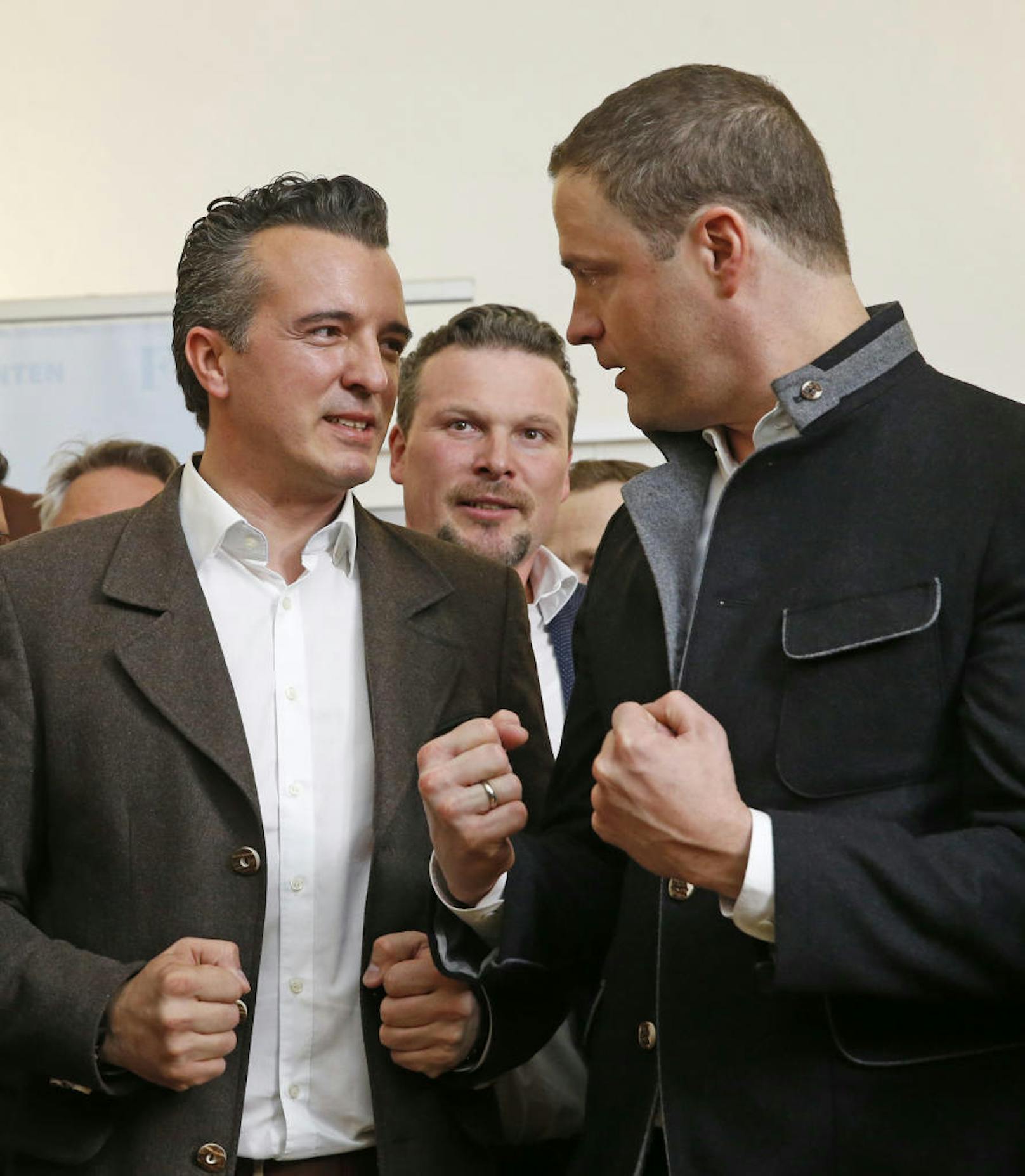 FPÖ-Spitzenkandidat Gernot Darmann (l.) durfte sich über deutliche Zugewinne für die Blauen freuen. FPÖ-Klubchef Johann Gudenus gratulierte ihm als erster.