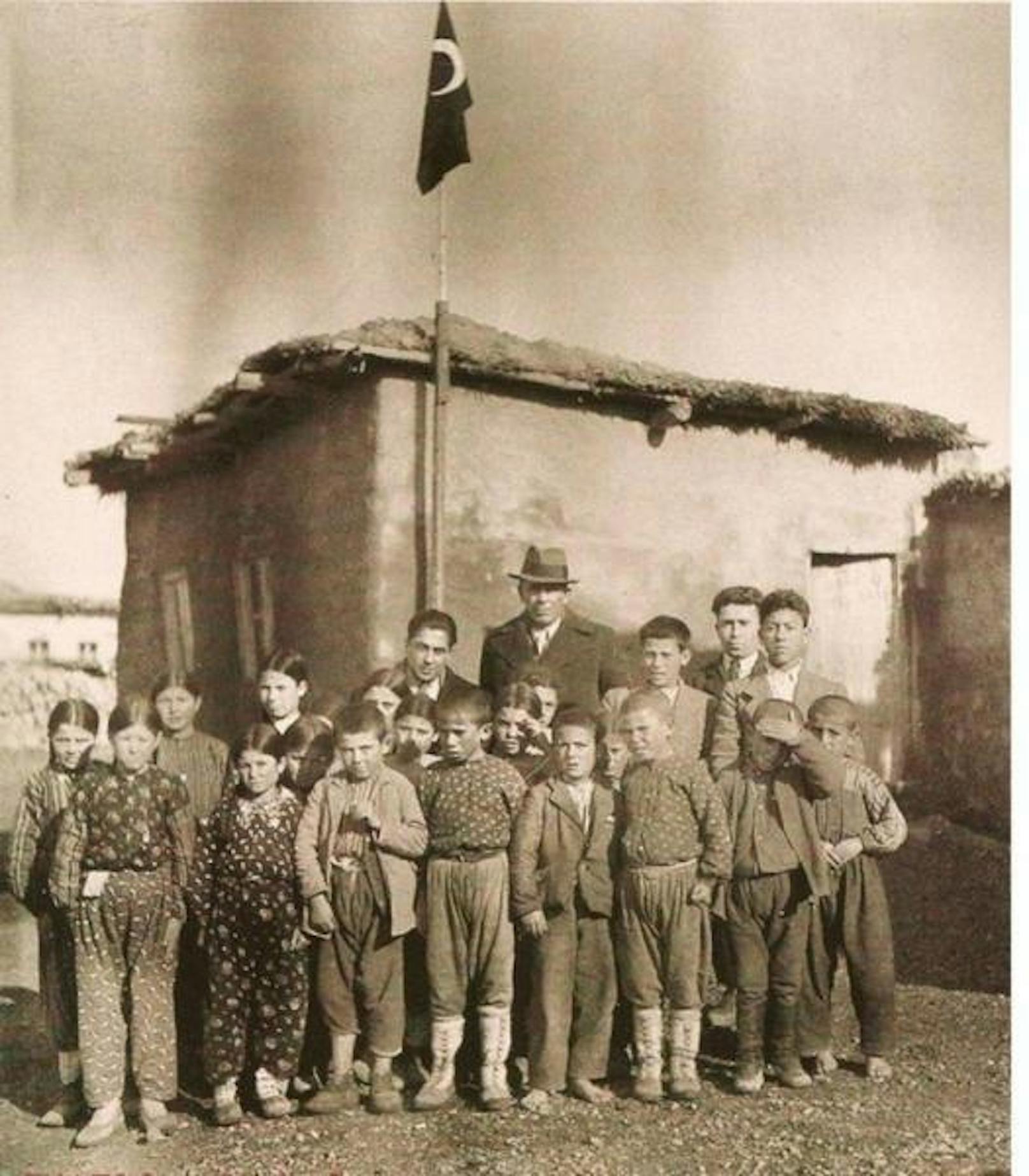 Ein Lehrer mit seinen Schülerinnen und Schülern in Anatolien (1940).