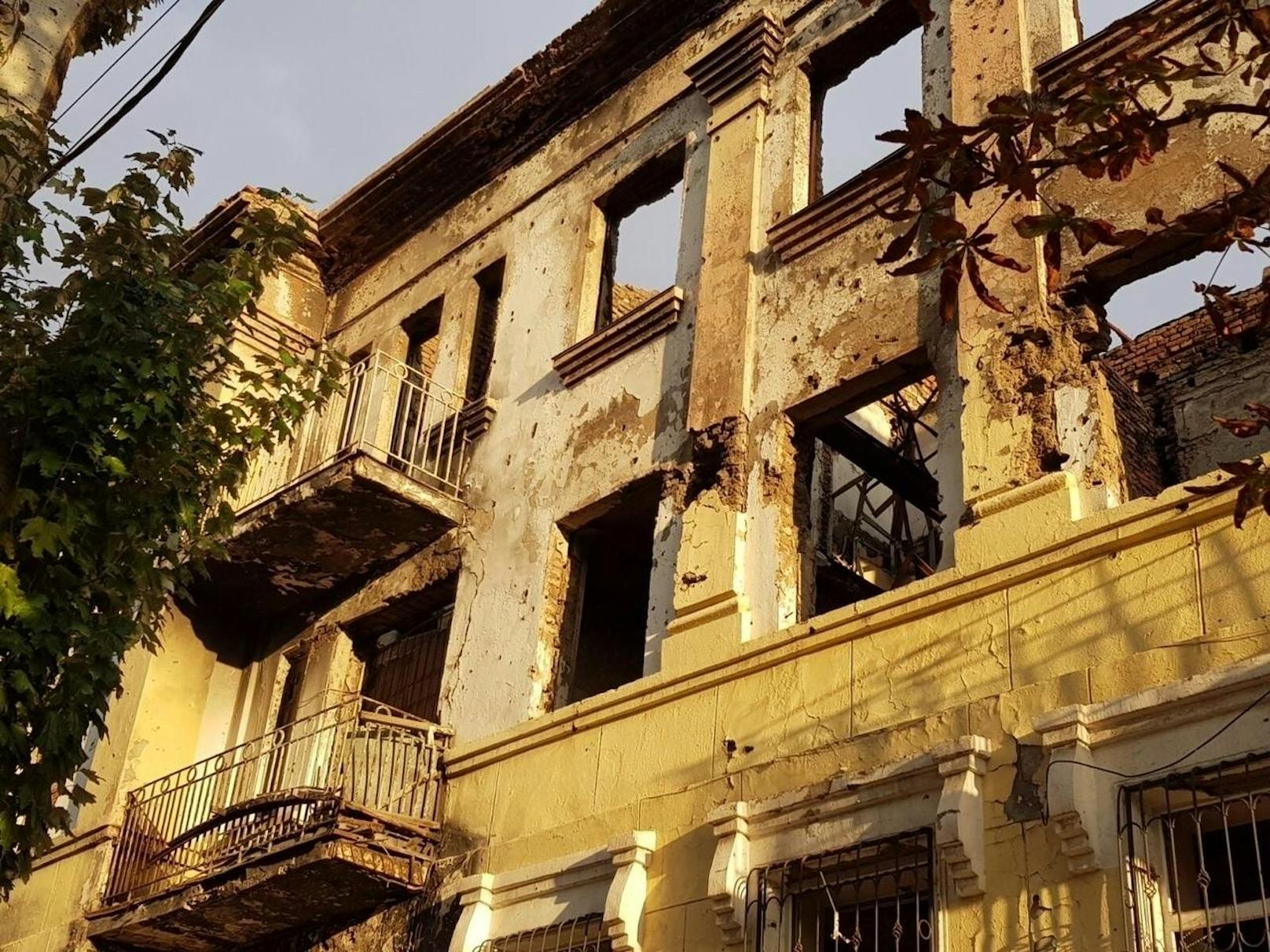 Schaurig-schön: Verlassenes Gebäude, zerschossene Fassade