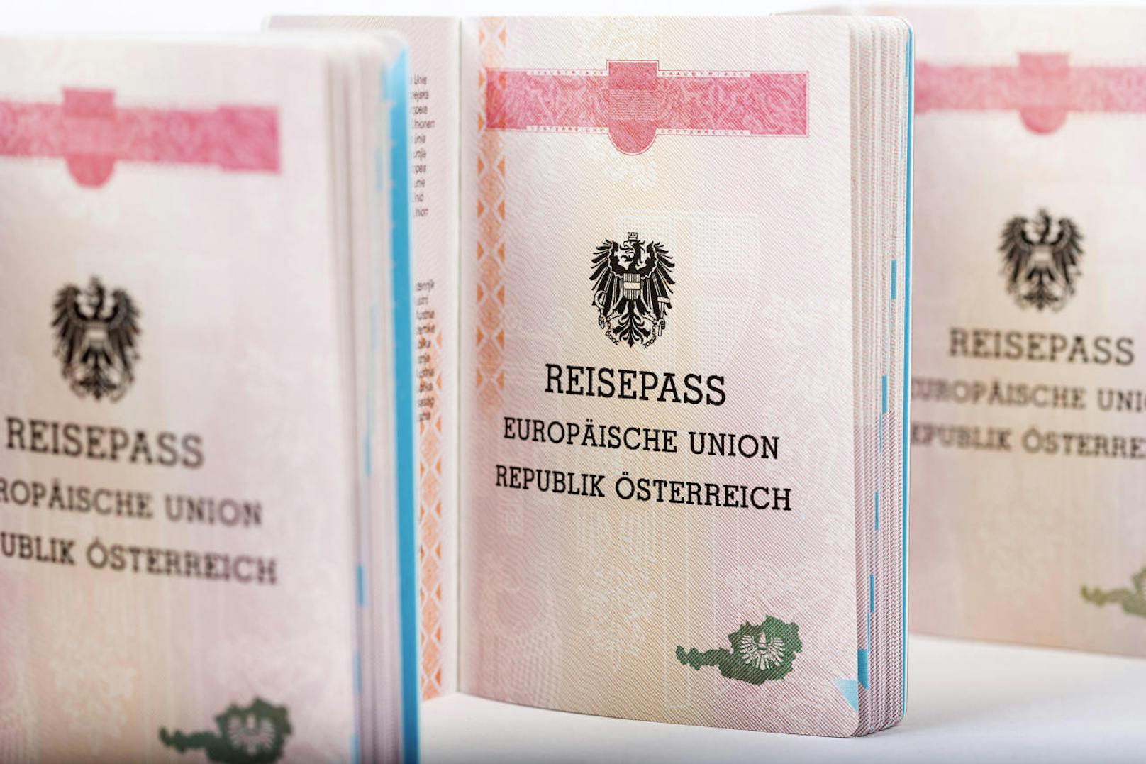 Einige besitzen den österreichischen Pass zu Unrecht.
