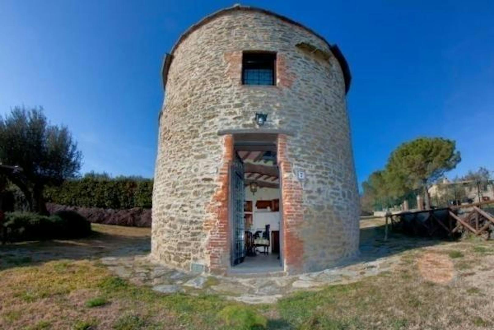 <b>Vecchia Torre, Tuoro sul Trasimeno, Italien</b>
Dieser Turm ist eigentlich kein Schloss, sondern Teil eines alten Landguts. Die Aussicht ist aber jeder Burg würdig.