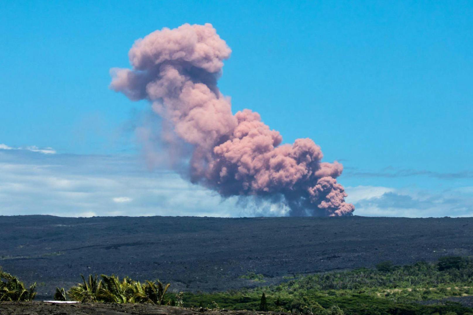 DIe Aschewolke über dem Vulkan Kilauea in Hawaii am 3. Mai 2018. Die Lava bedroht nun mehrere Wohngebiete. 