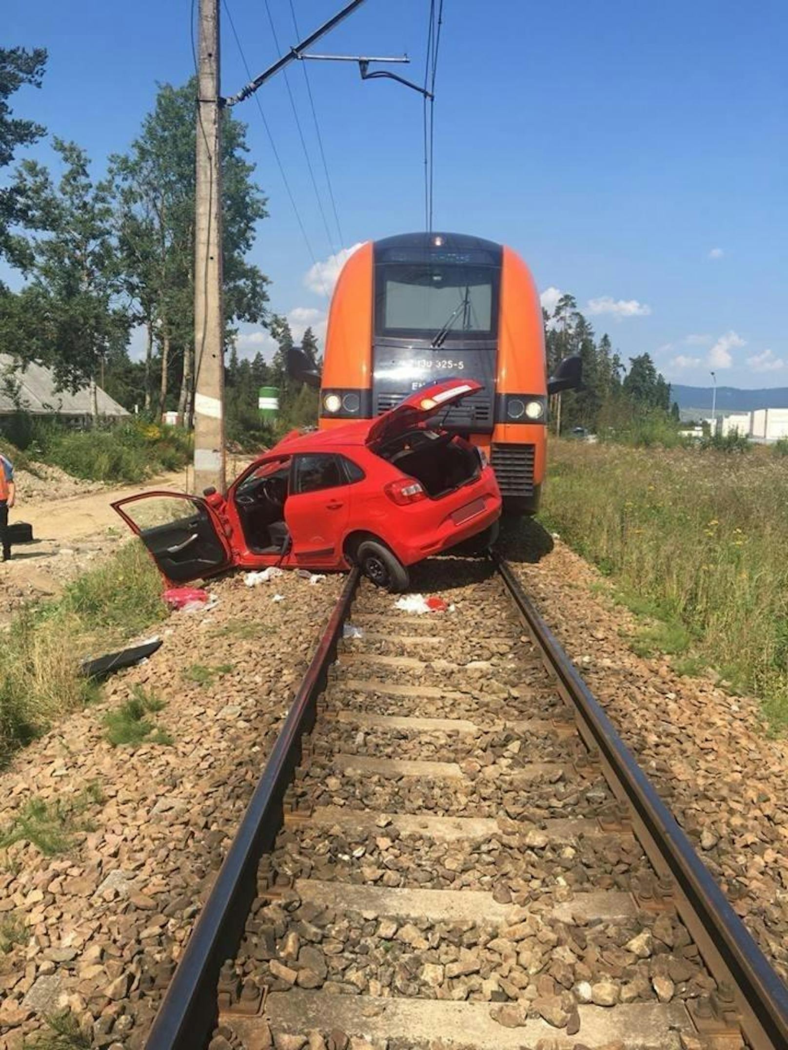 Motor starb auf Bahnübergang ab: Fahrschülerin (18) bei Kollision mit Zug im Süden Polens getötet (23. August 2018).
