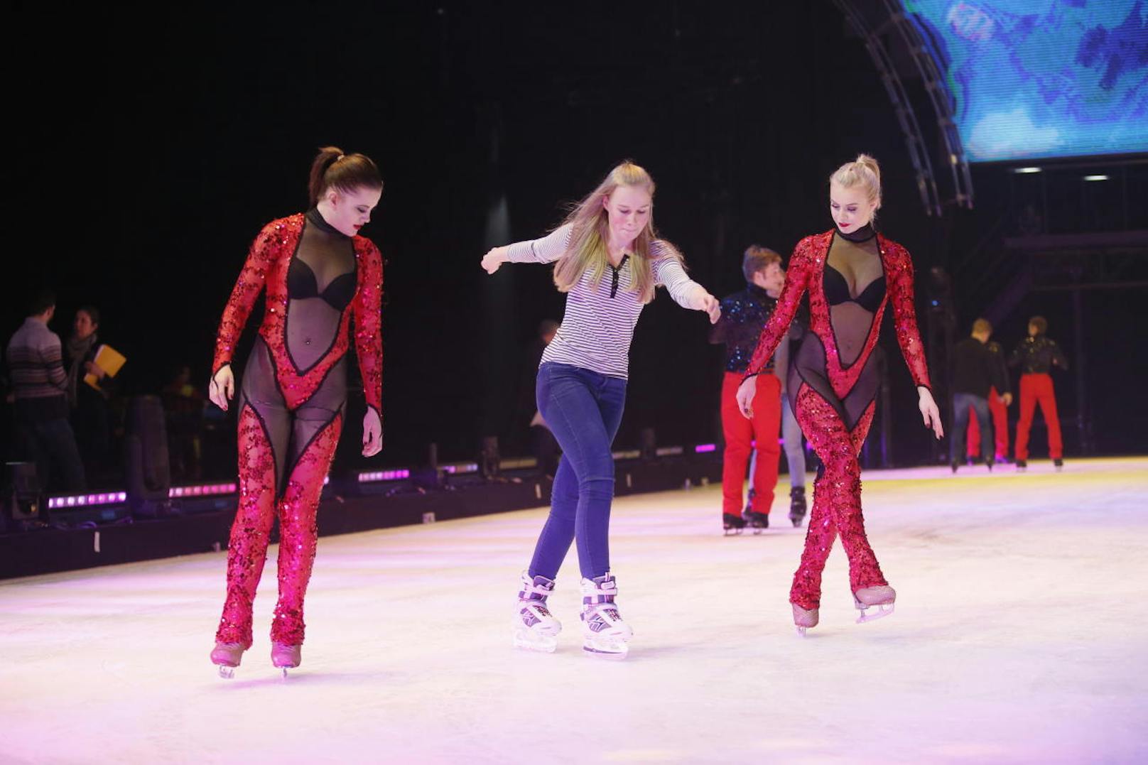 40 glückliche "Meet & Skate"-Gewinner flitzten im Jänner 2018 mit den Showstars von "Holiday on Ice" über die spiegelglatte Bühne in der Stadthalle (Wien-Fünfhaus).