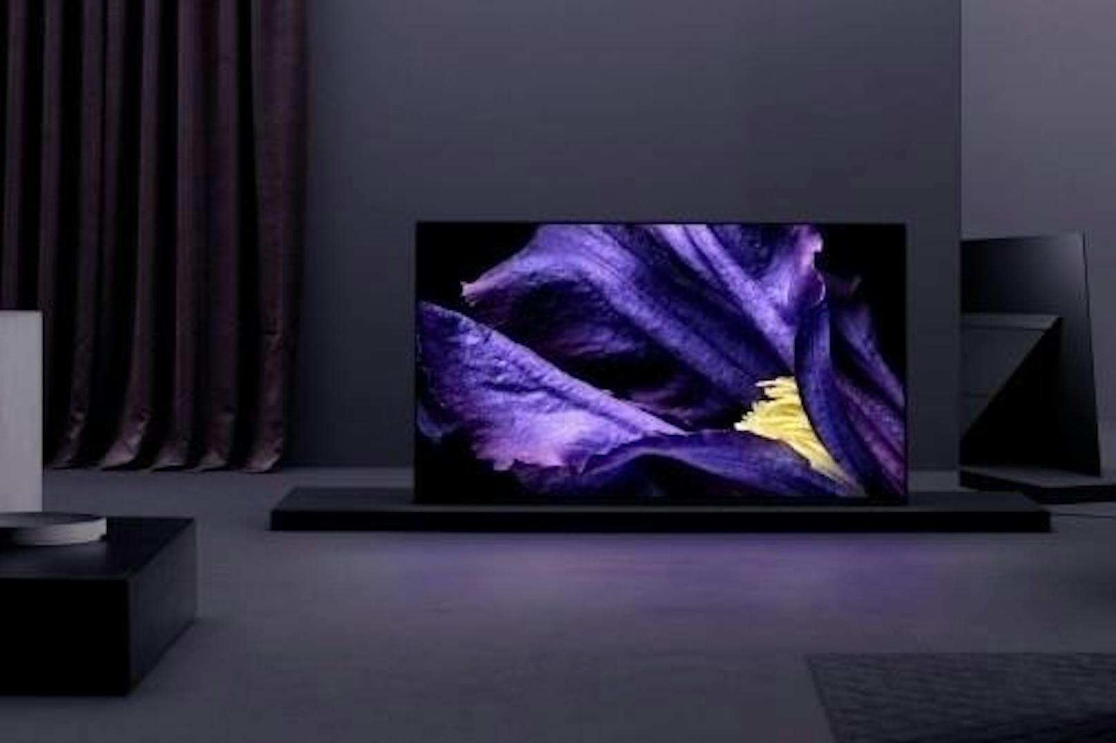 Die neuen OLED TVs der AF9-Serie und die Premium LCD TVs der ZF9-Serie sind ab sofort die TV-Aushängeschilder von Sony. Sowohl die AF9- als auch die ZF9-Serie nutzen Android TV als Betriebssystem. Der neue AF9 TV und sein OLED Display sorgen für eine meisterhafte Verschmelzung des Seh- und Hörerlebnisses. Der TV besteht lediglich aus einem glatten Bildschirm und einem eleganten Standfuß. Der Rahmen der ZF9 Fernseher hat eine schwarze, dezent gemaserte Oberfläche ? vergleichbar mit der Oberfläche einer Spiegelreflexkamera. Er hebt sich dadurch deutlich vom metallischen Look des Fernsehers ab. Der Standfuß ist aus dezentem Aluminium. Die Preise und Erscheinungstermine sind noch nicht bekannt.