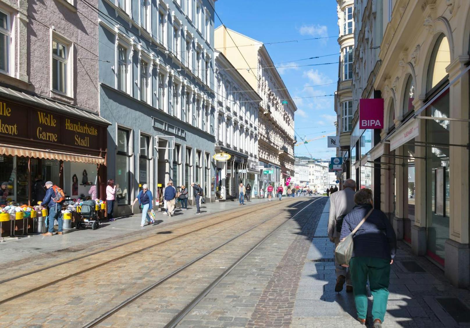 In der Schmidtorstraße stehen derzeit gleich vier Geschäfte frei.