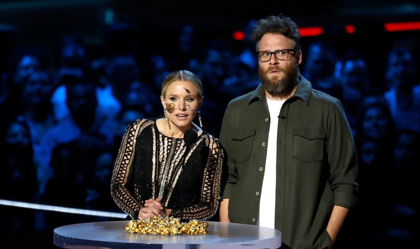 Kristen Bell und Seth Rogen am Rednerpult der MTV Movie and TV Awards 2018. 